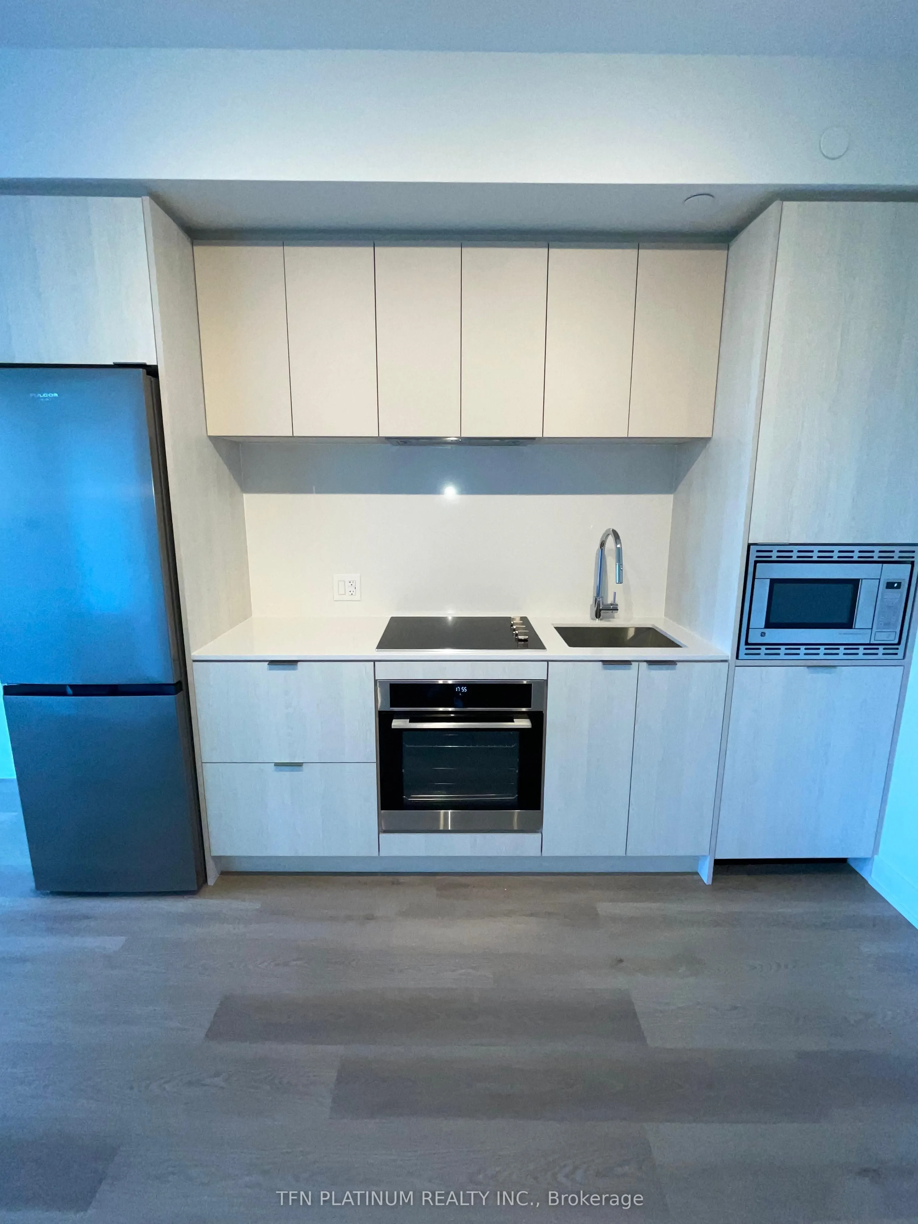 89 Dundas Street W, #529