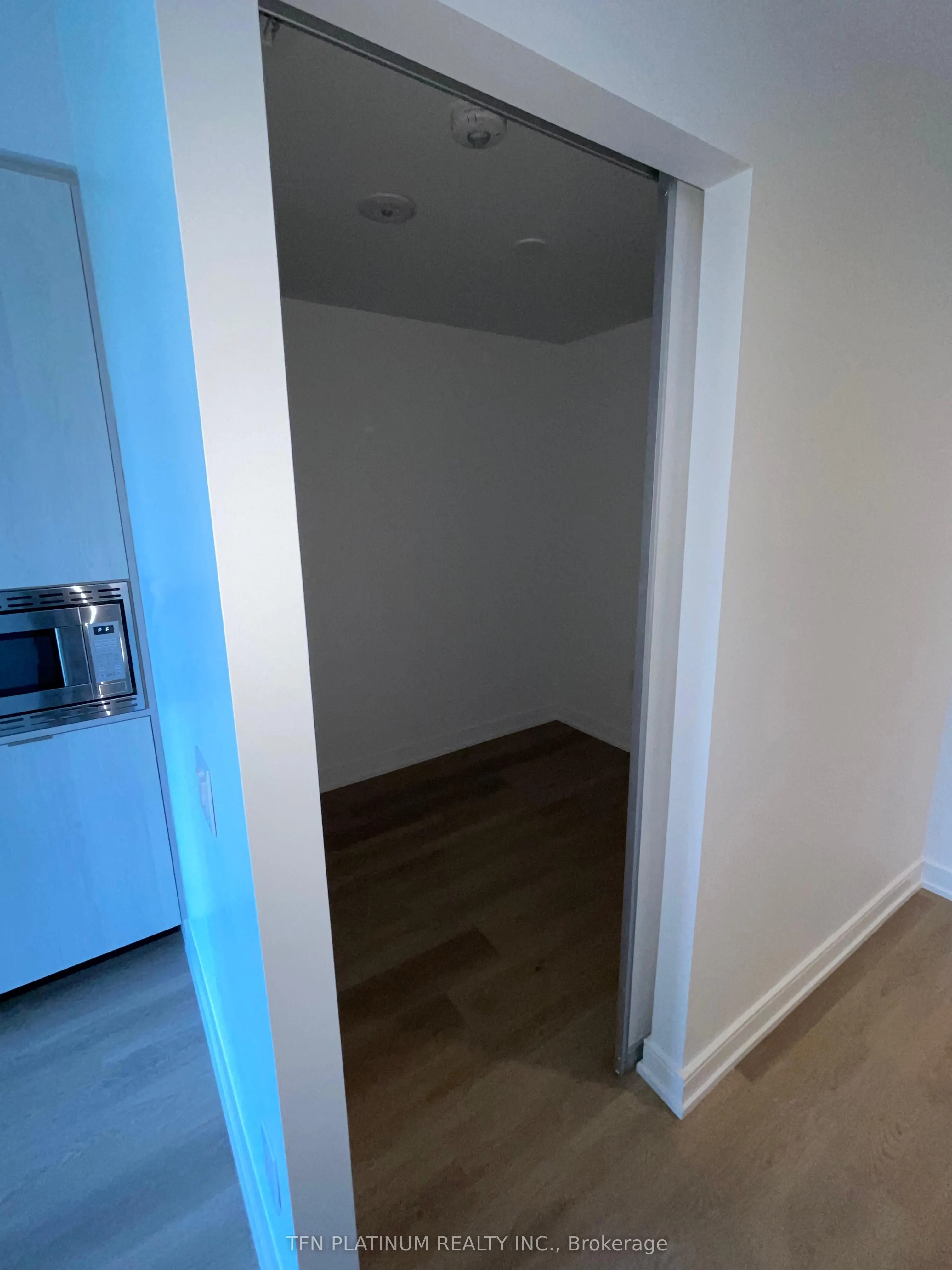 89 Dundas Street W, #529