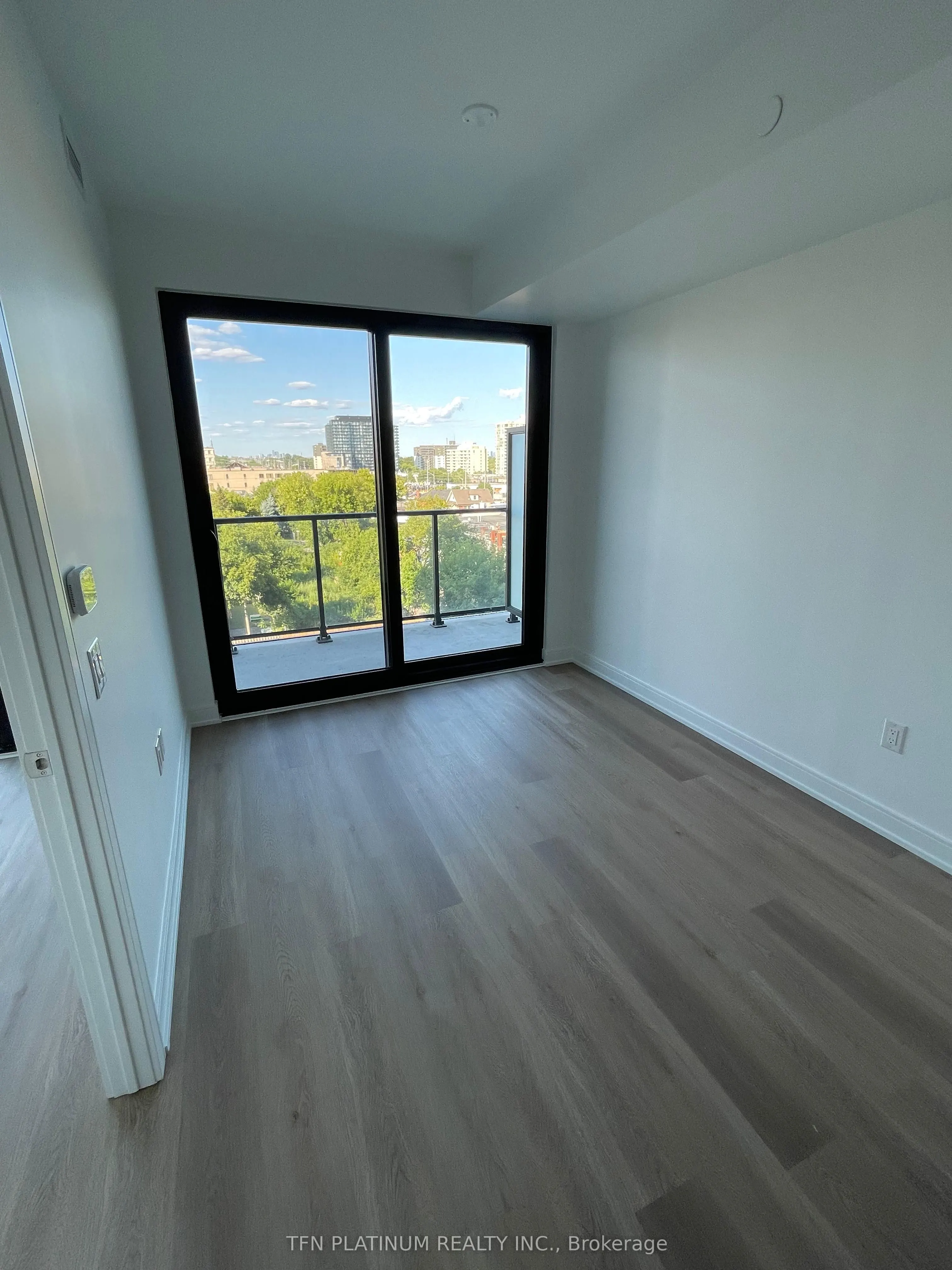 89 Dundas Street W, #529