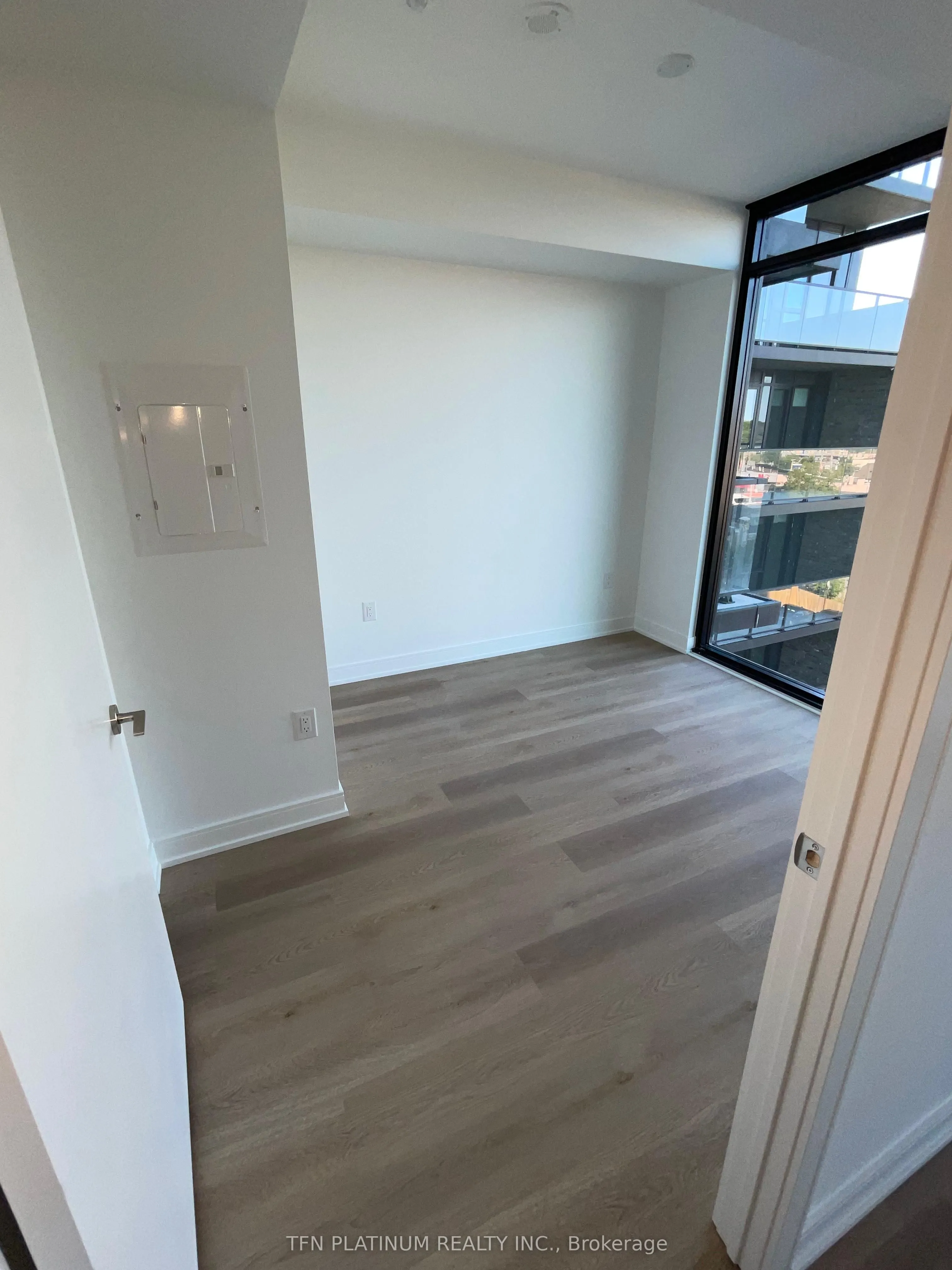 89 Dundas Street W, #529
