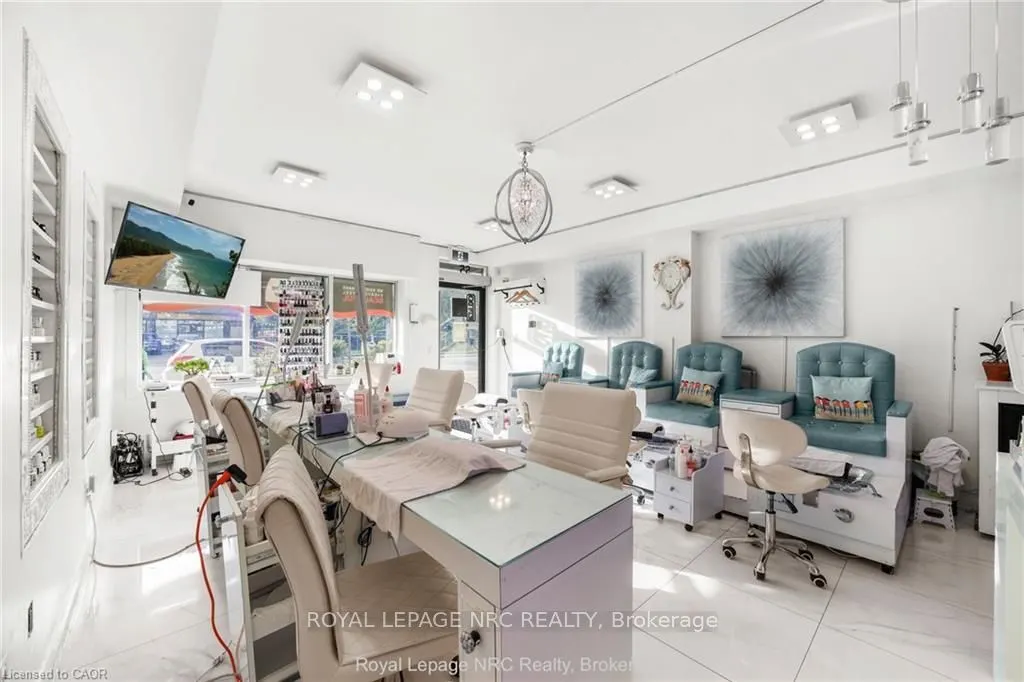 559 Lakeshore Road E