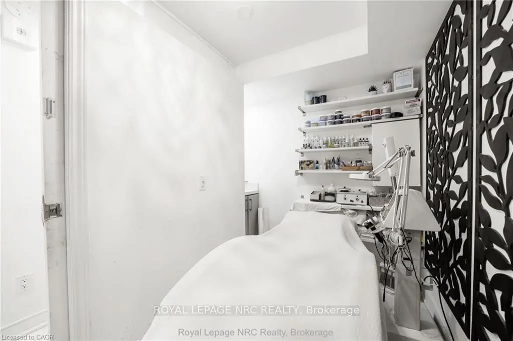 559 Lakeshore Road E
