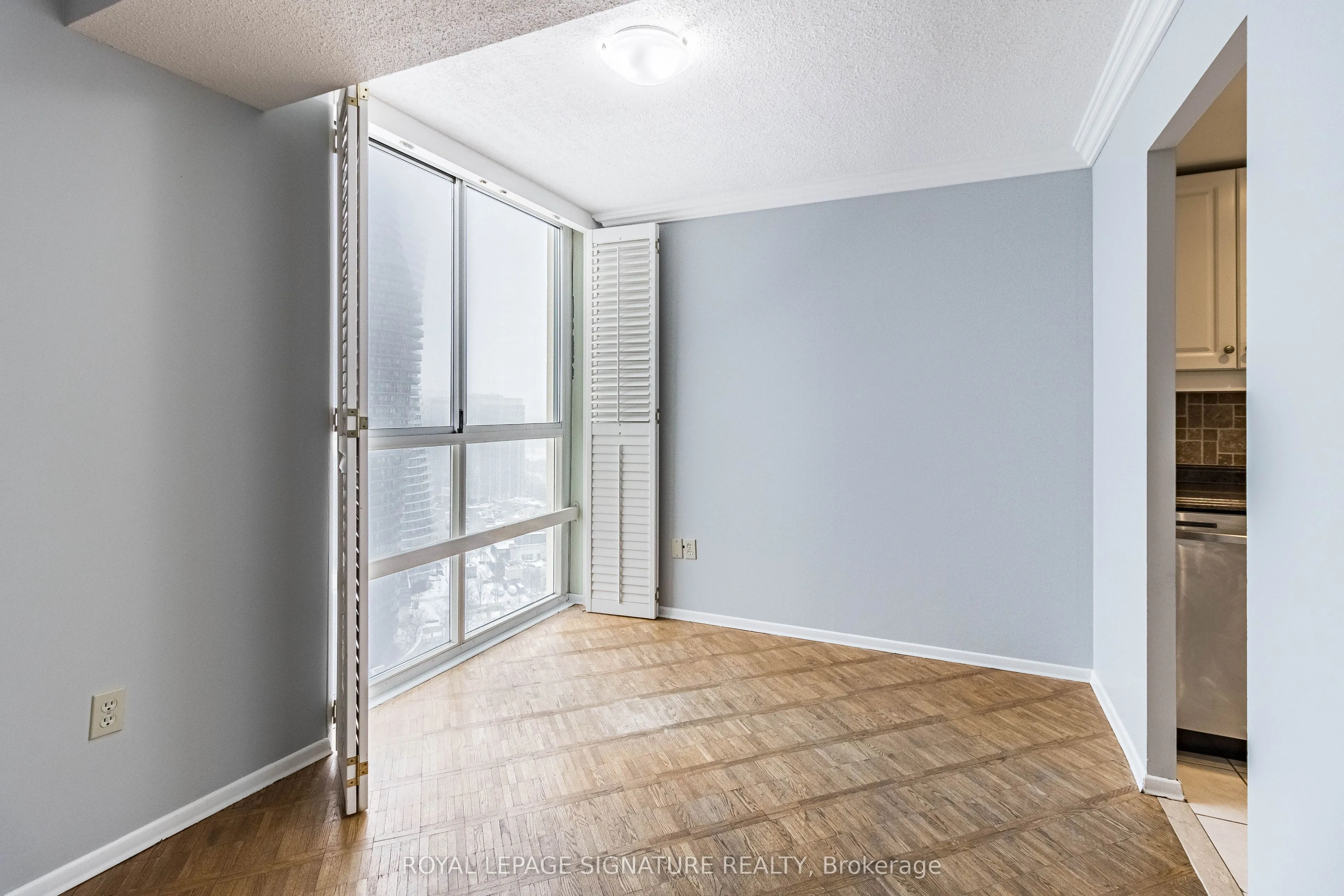 3650 Kaneff Crescent, #2606