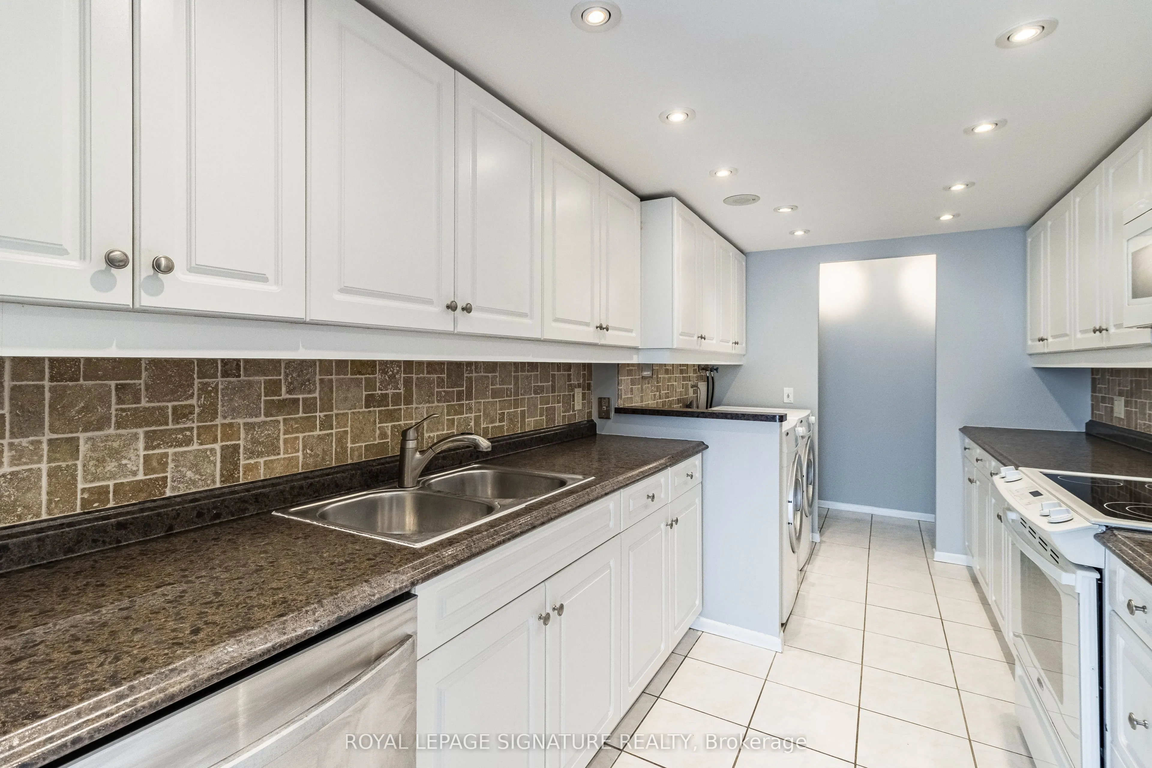 3650 Kaneff Crescent, #2606