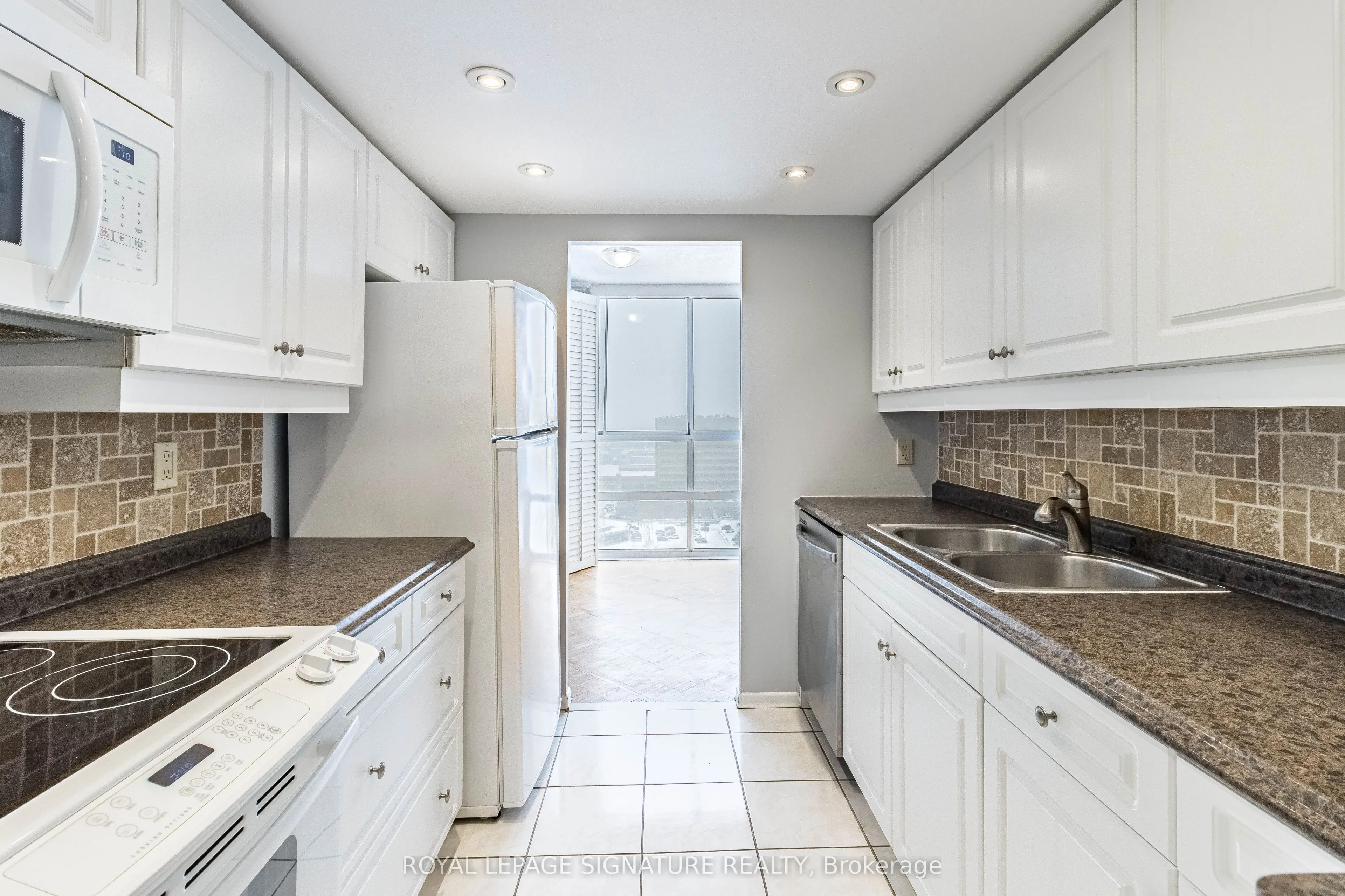 3650 Kaneff Crescent, #2606