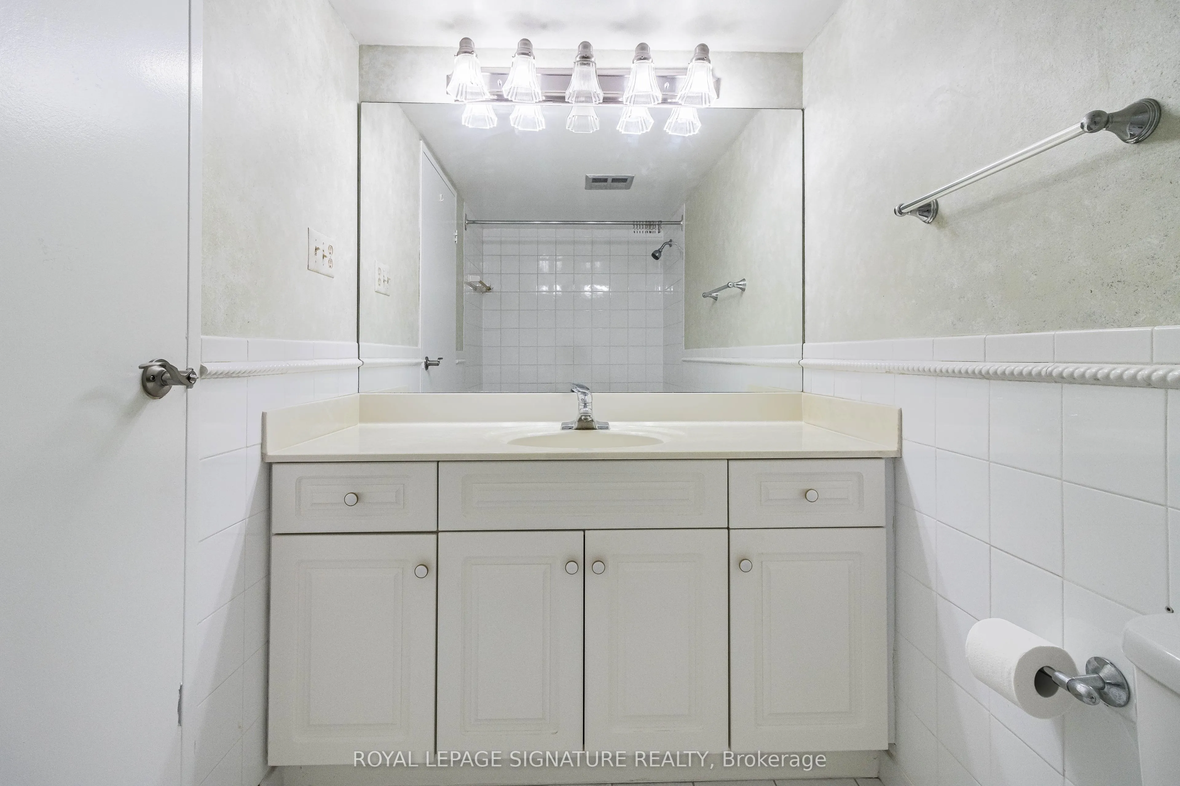 3650 Kaneff Crescent, #2606