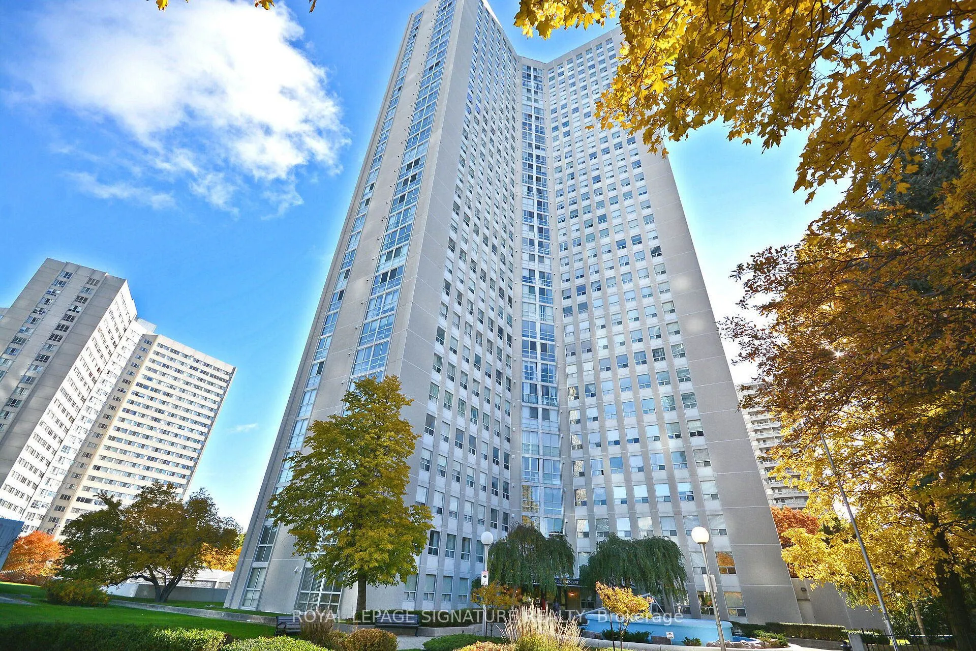 3650 Kaneff Crescent, #2606