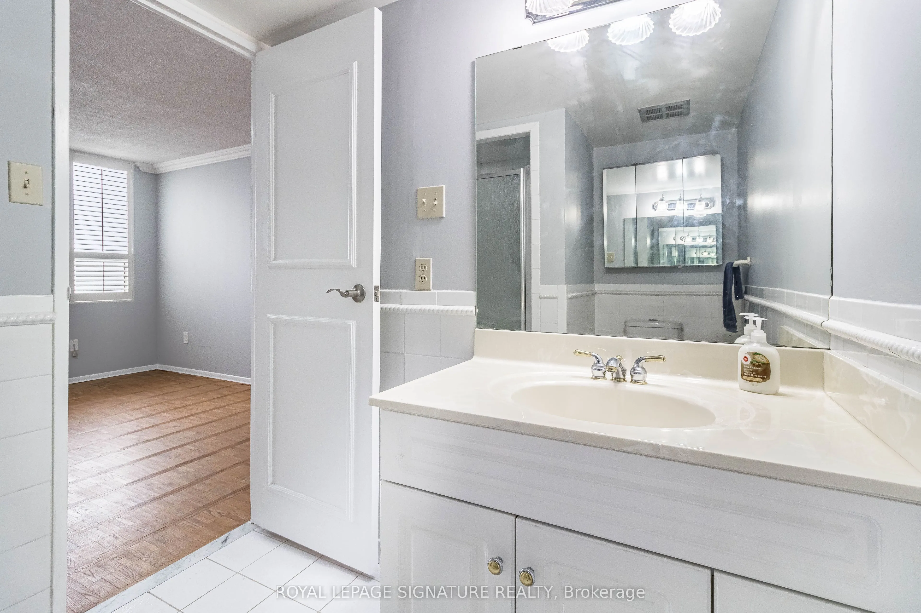 3650 Kaneff Crescent, #2606