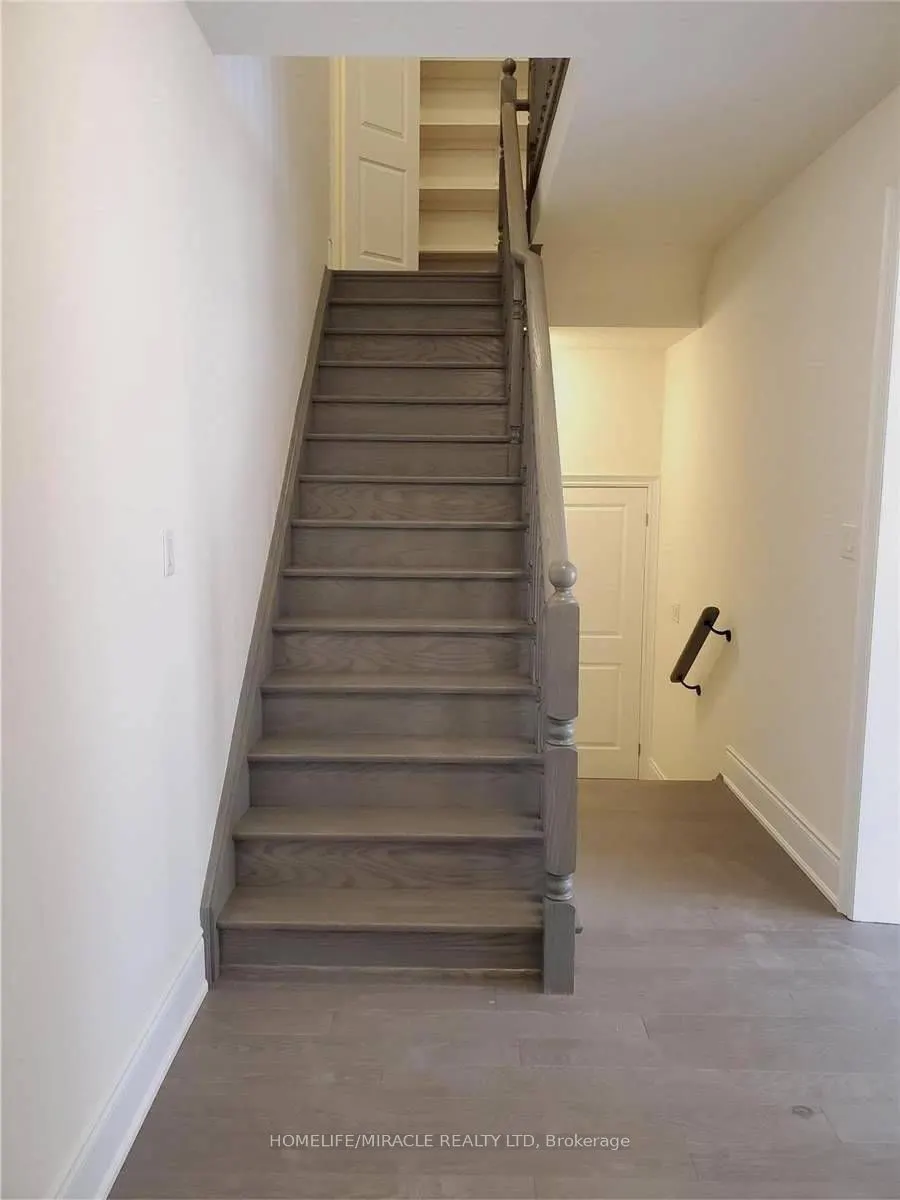 19 Cobriza Crescent, #(Upper)