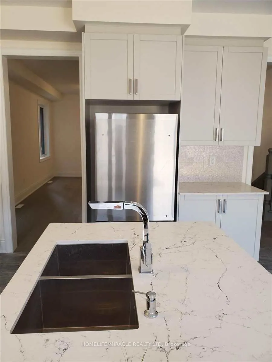 19 Cobriza Crescent, #(Upper)