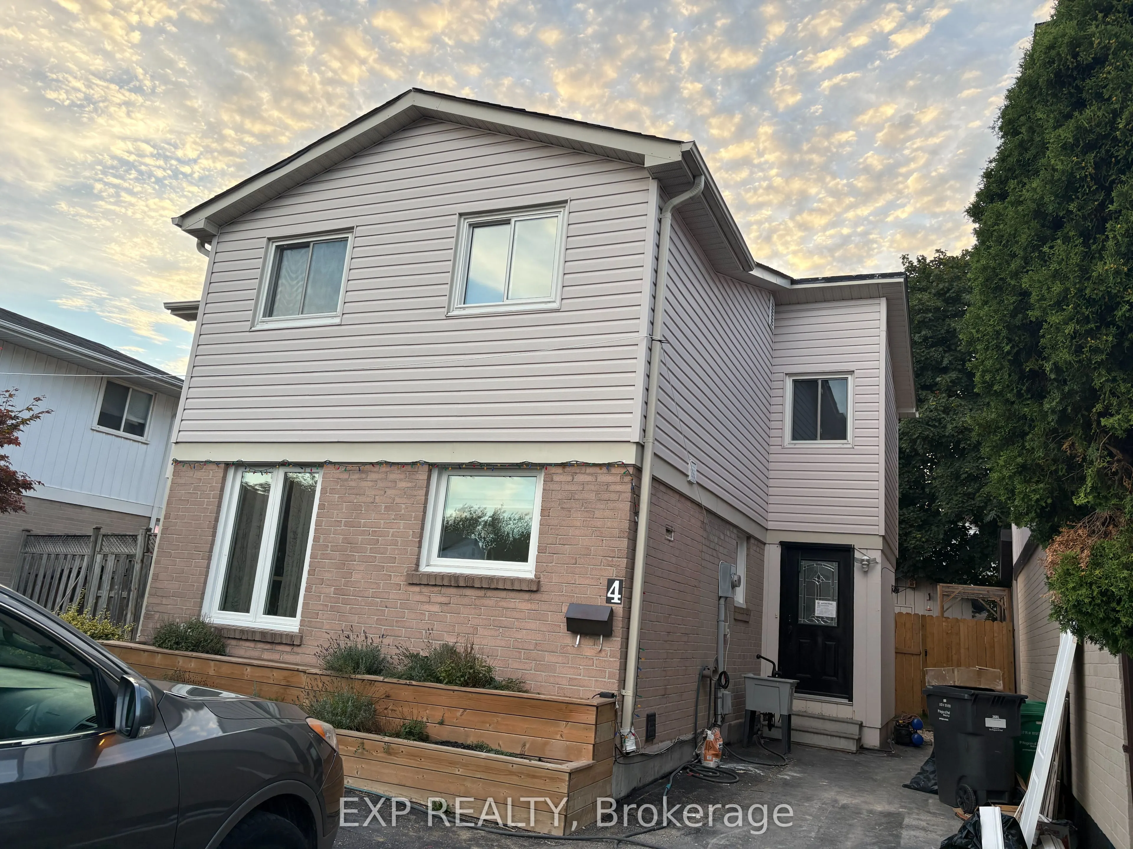 4 Hedley Court