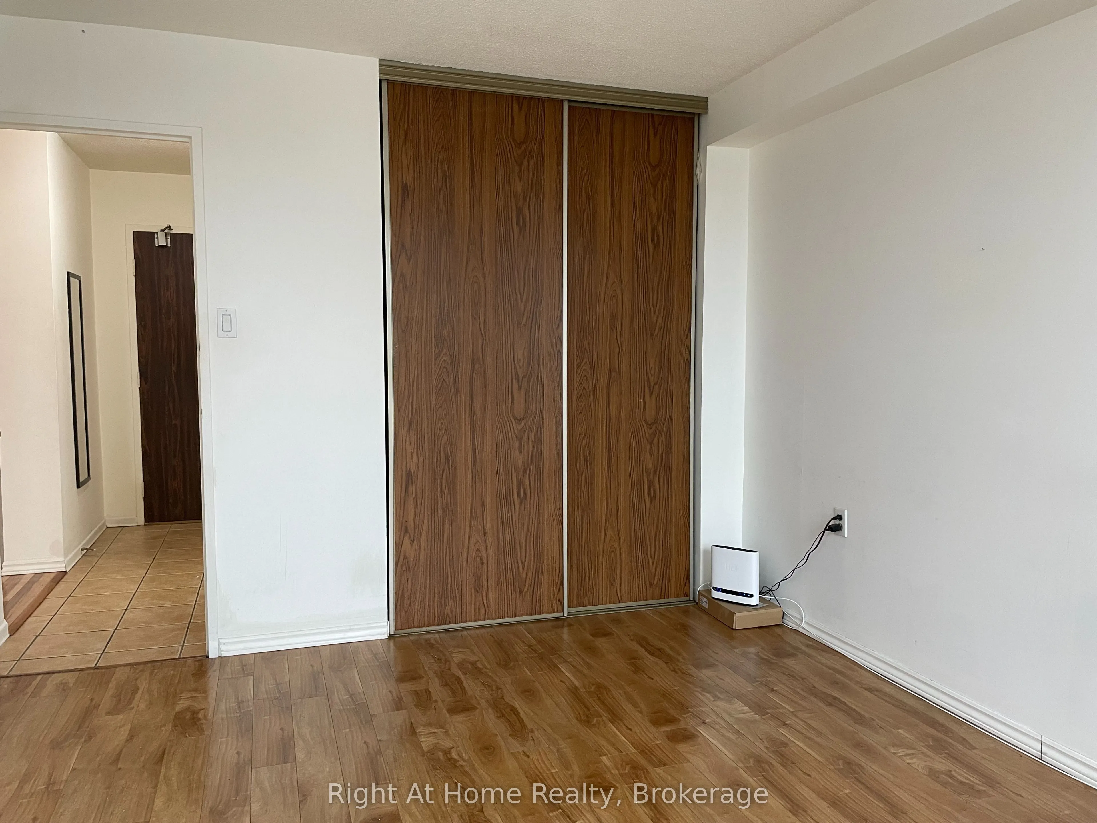 18 Knightsbridge Road, #406