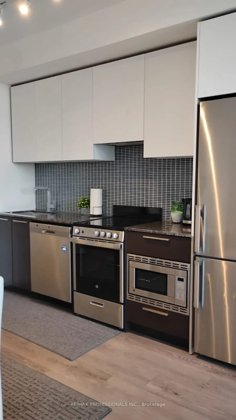 4208 Dundas Street W, #504