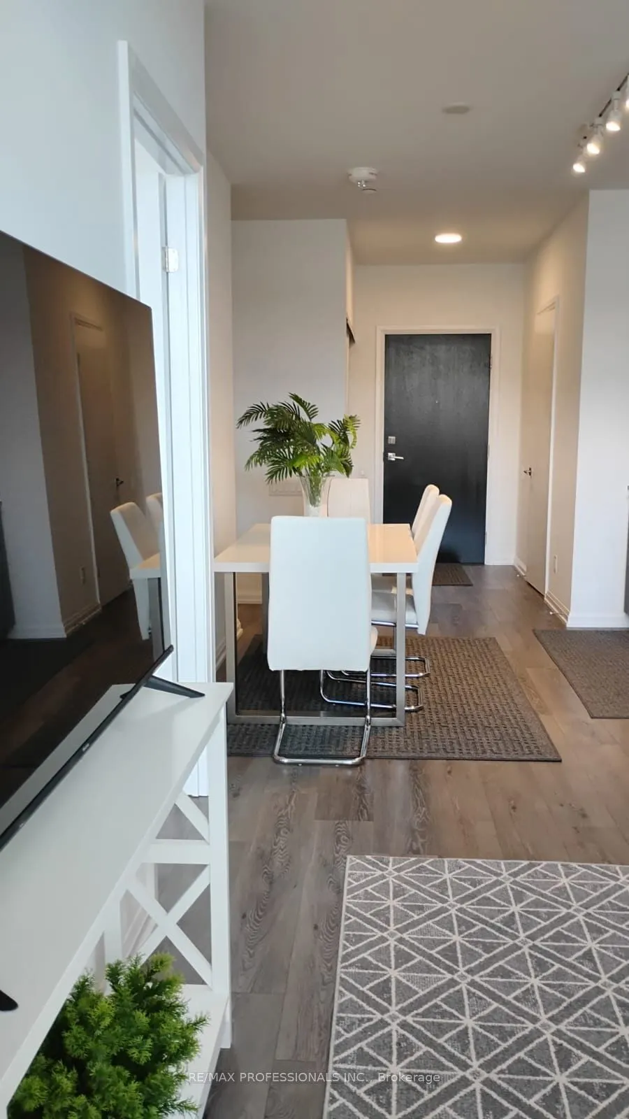4208 Dundas Street W, #504