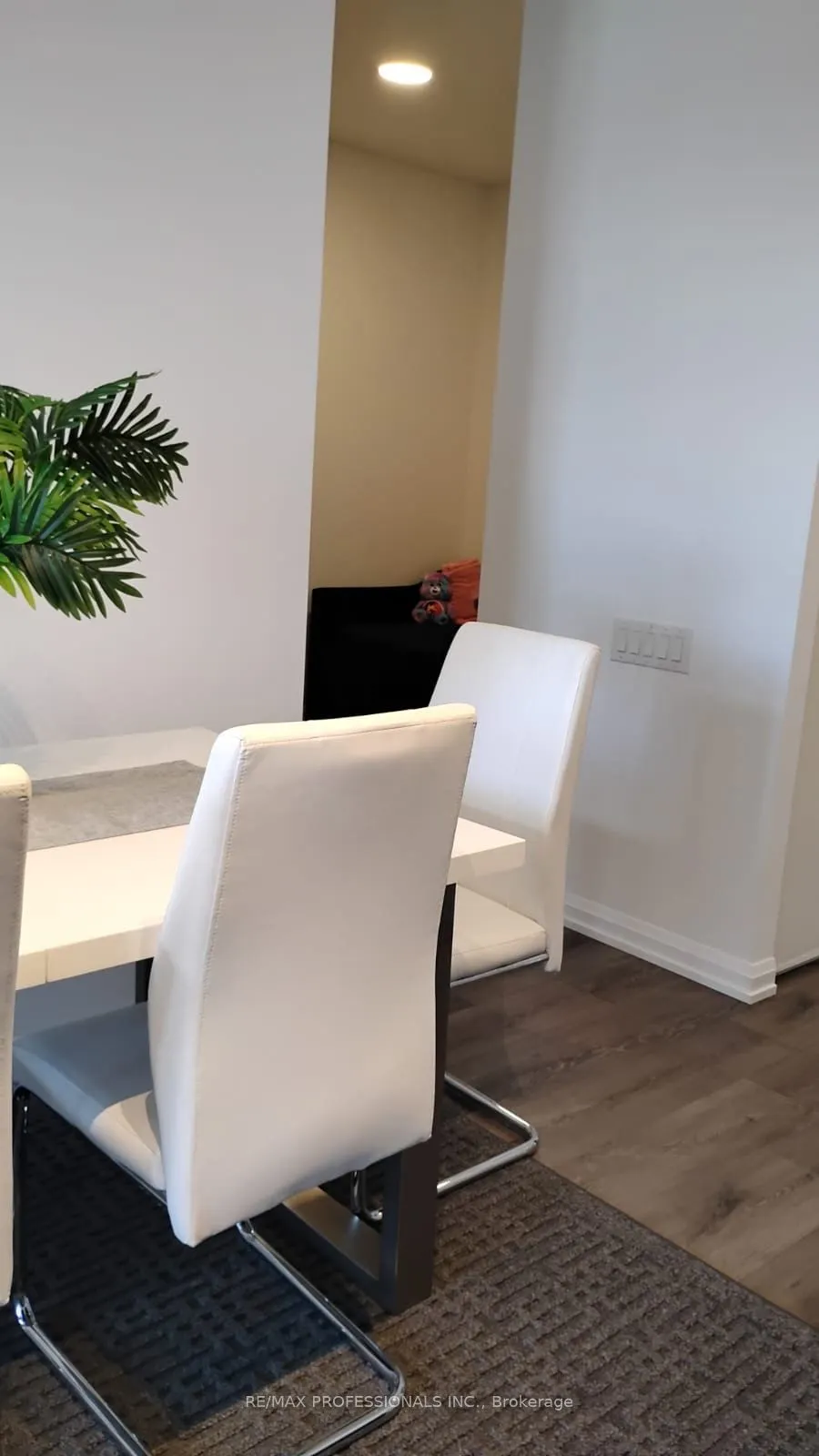 4208 Dundas Street W, #504