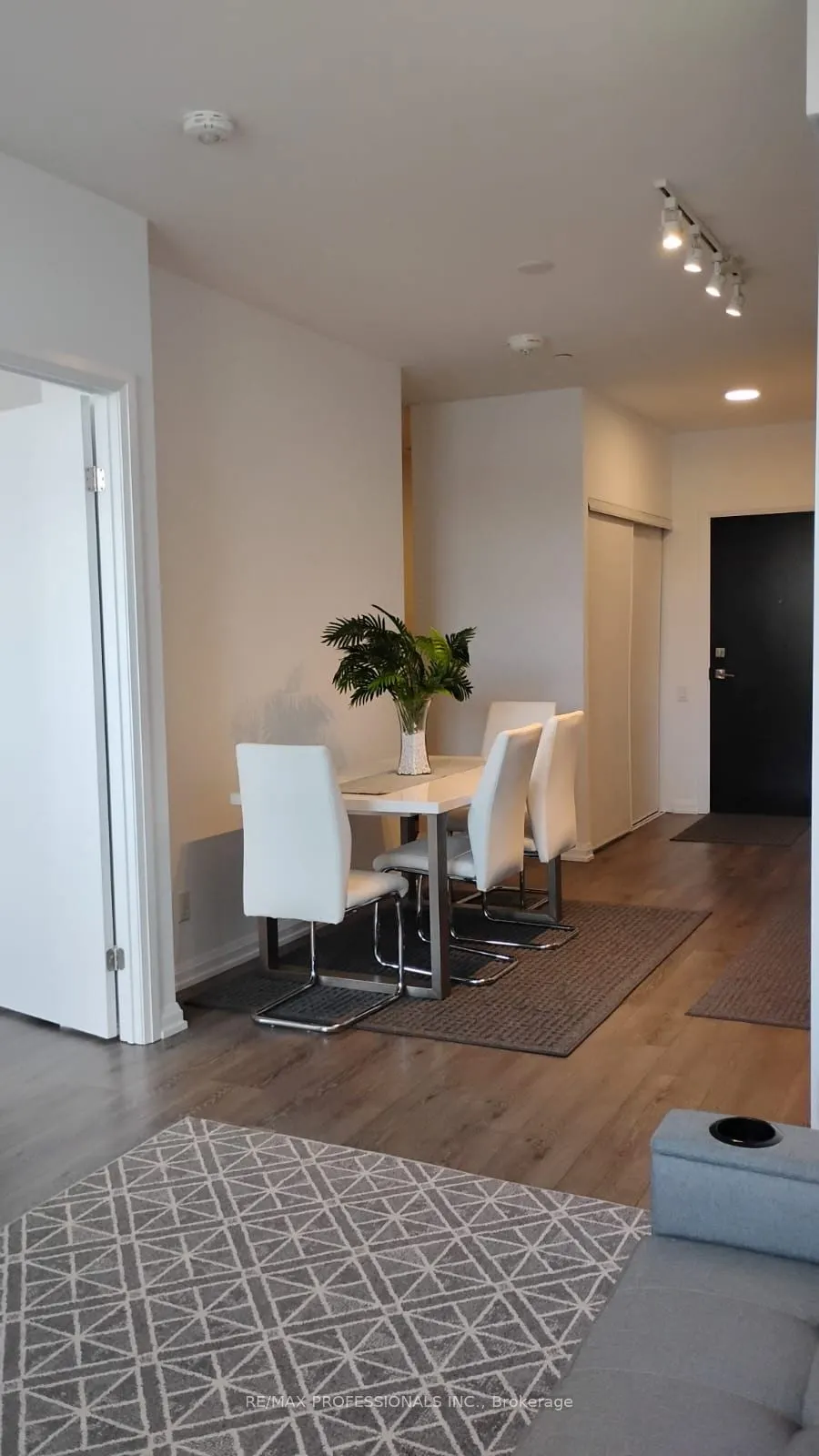 4208 Dundas Street W, #504