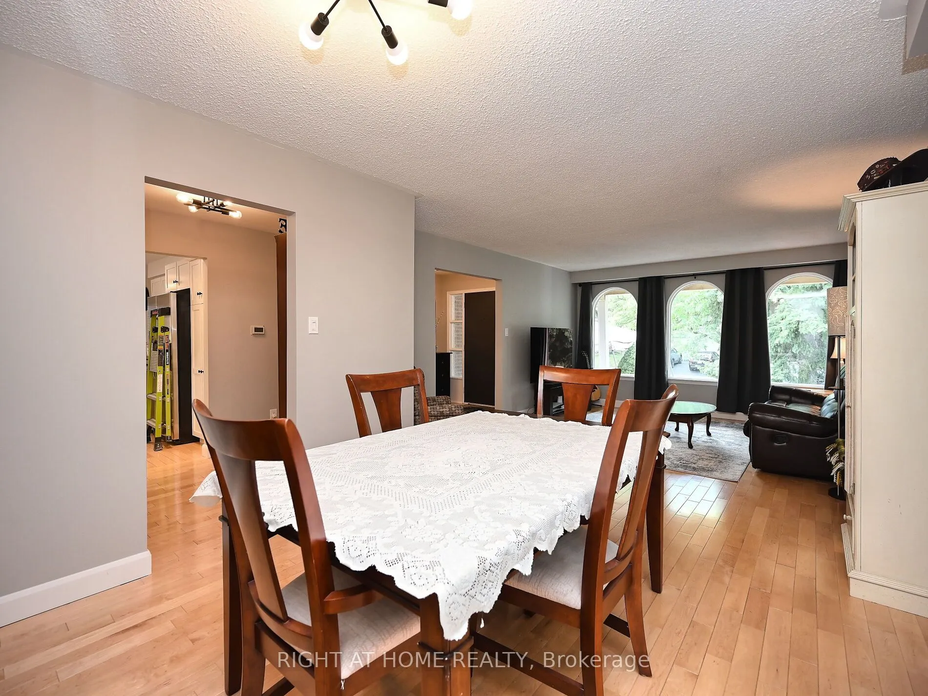 986 Vanier Drive