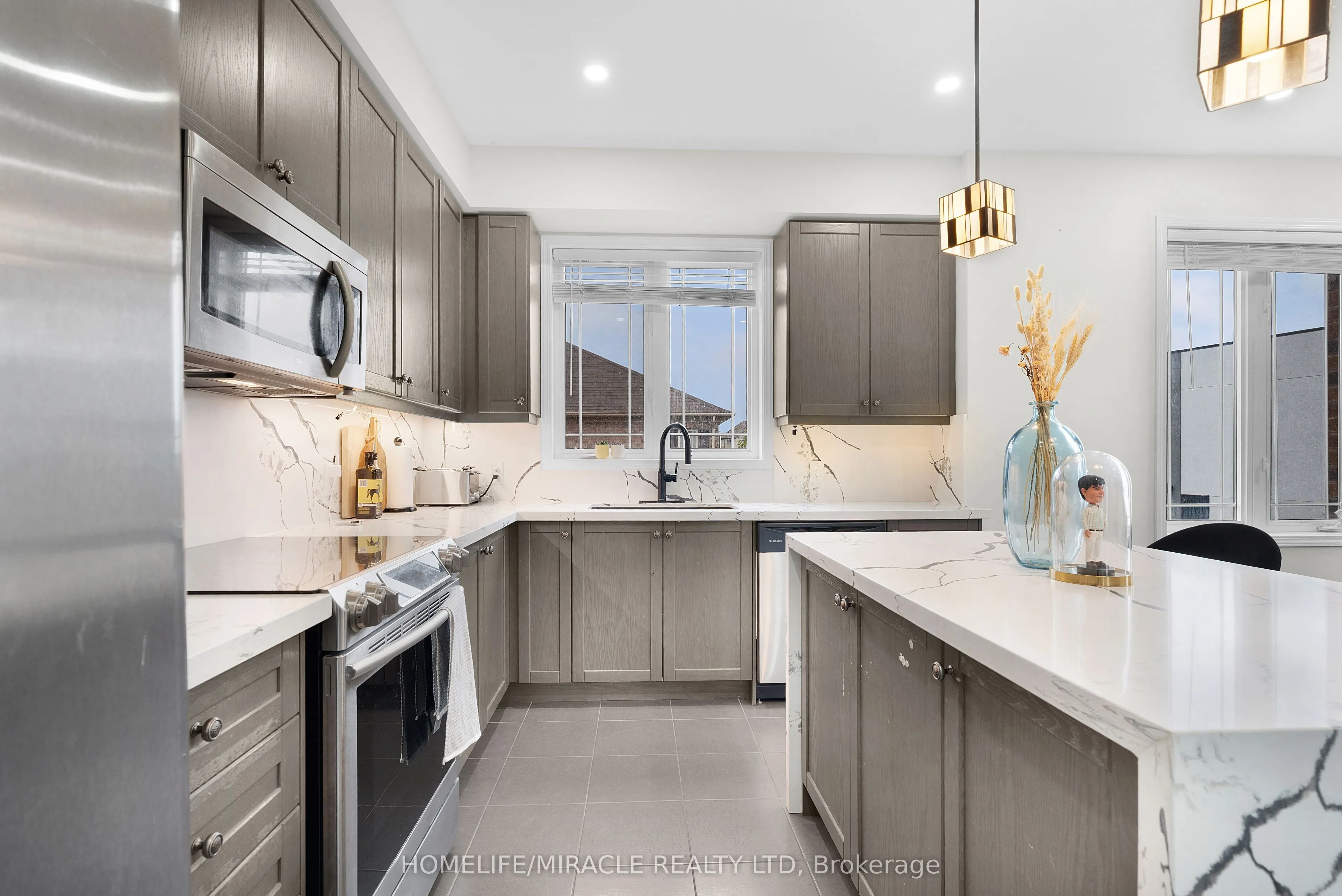 402 Dougall Avenue, #402