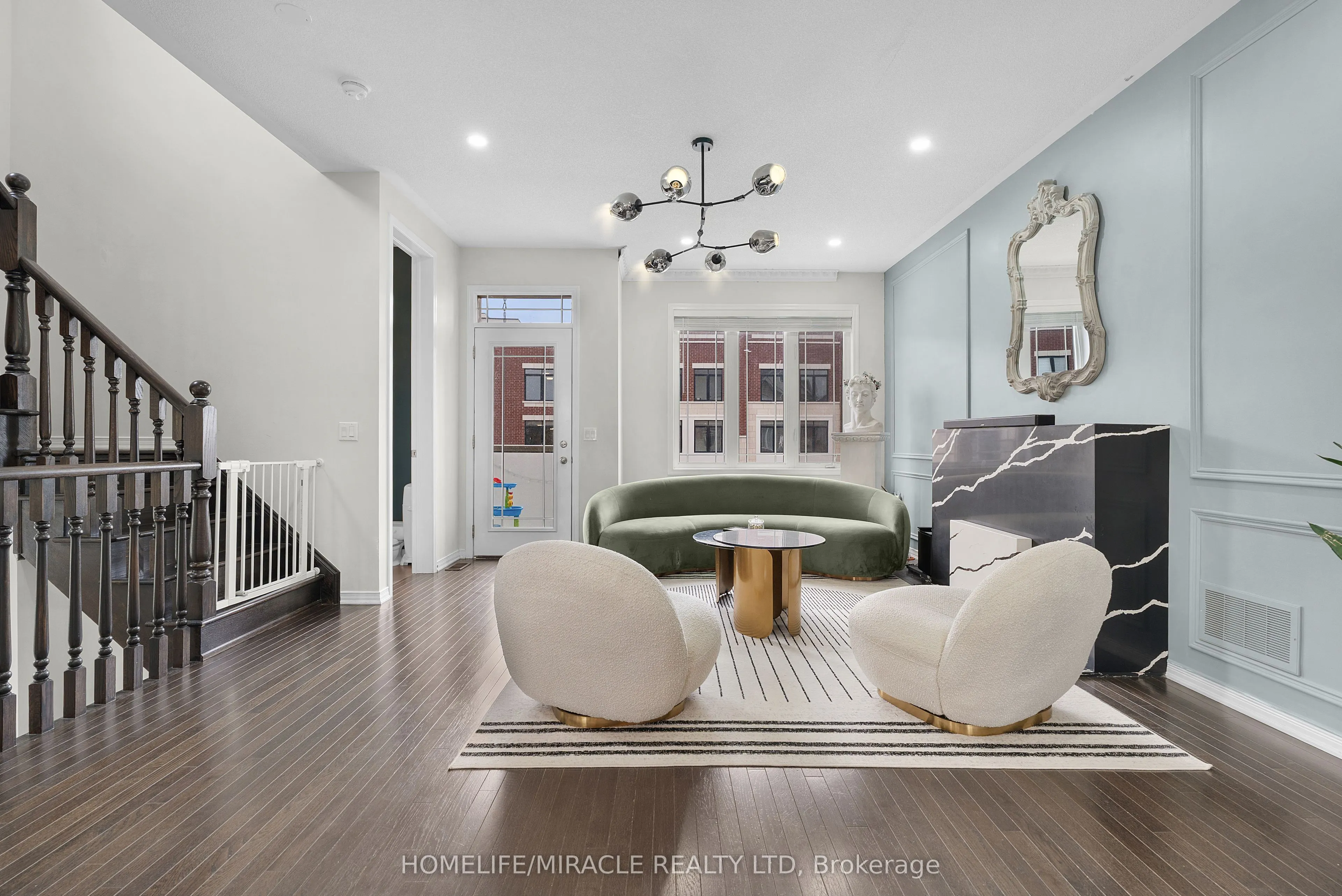 402 Dougall Avenue, #402
