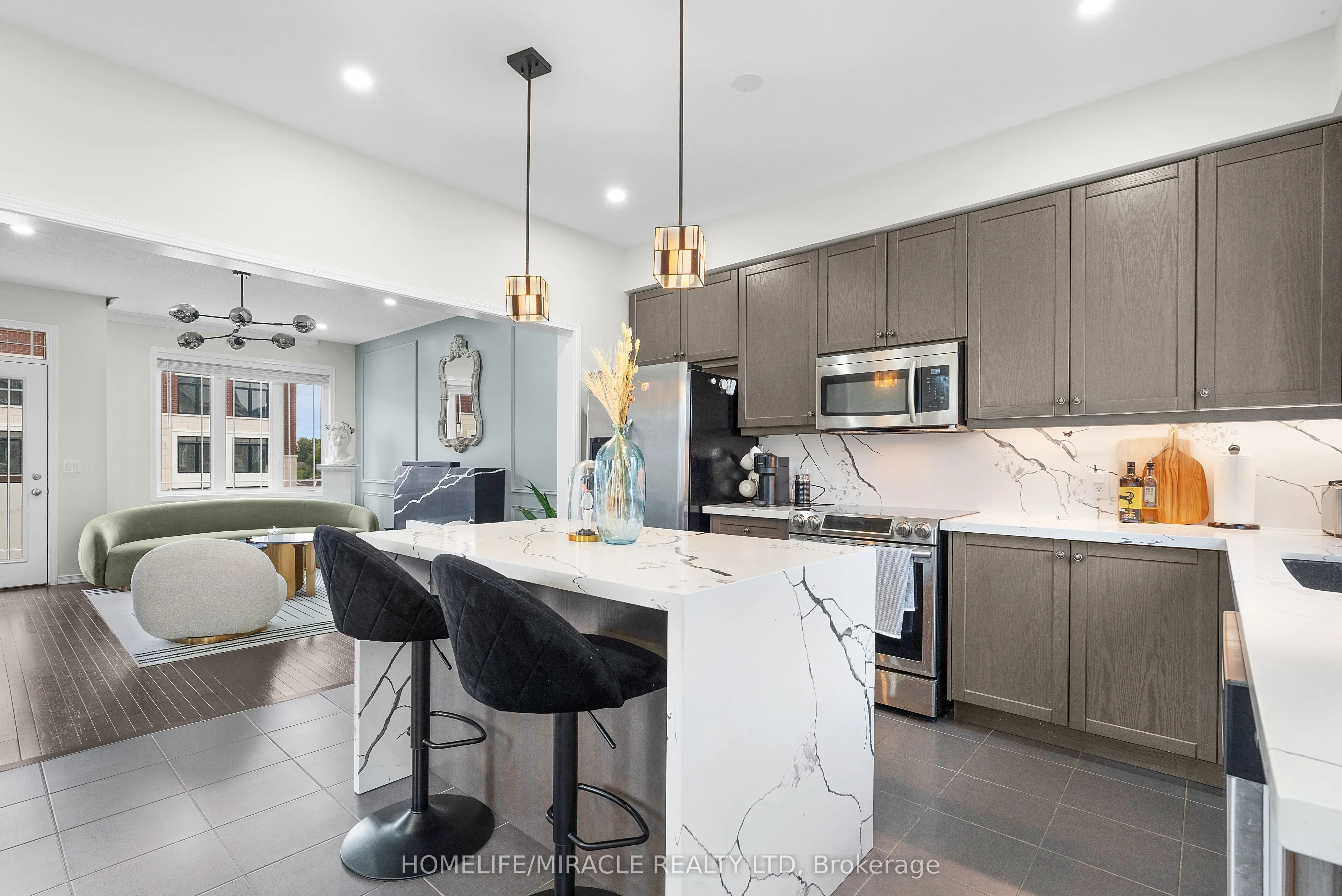 402 Dougall Avenue, #402