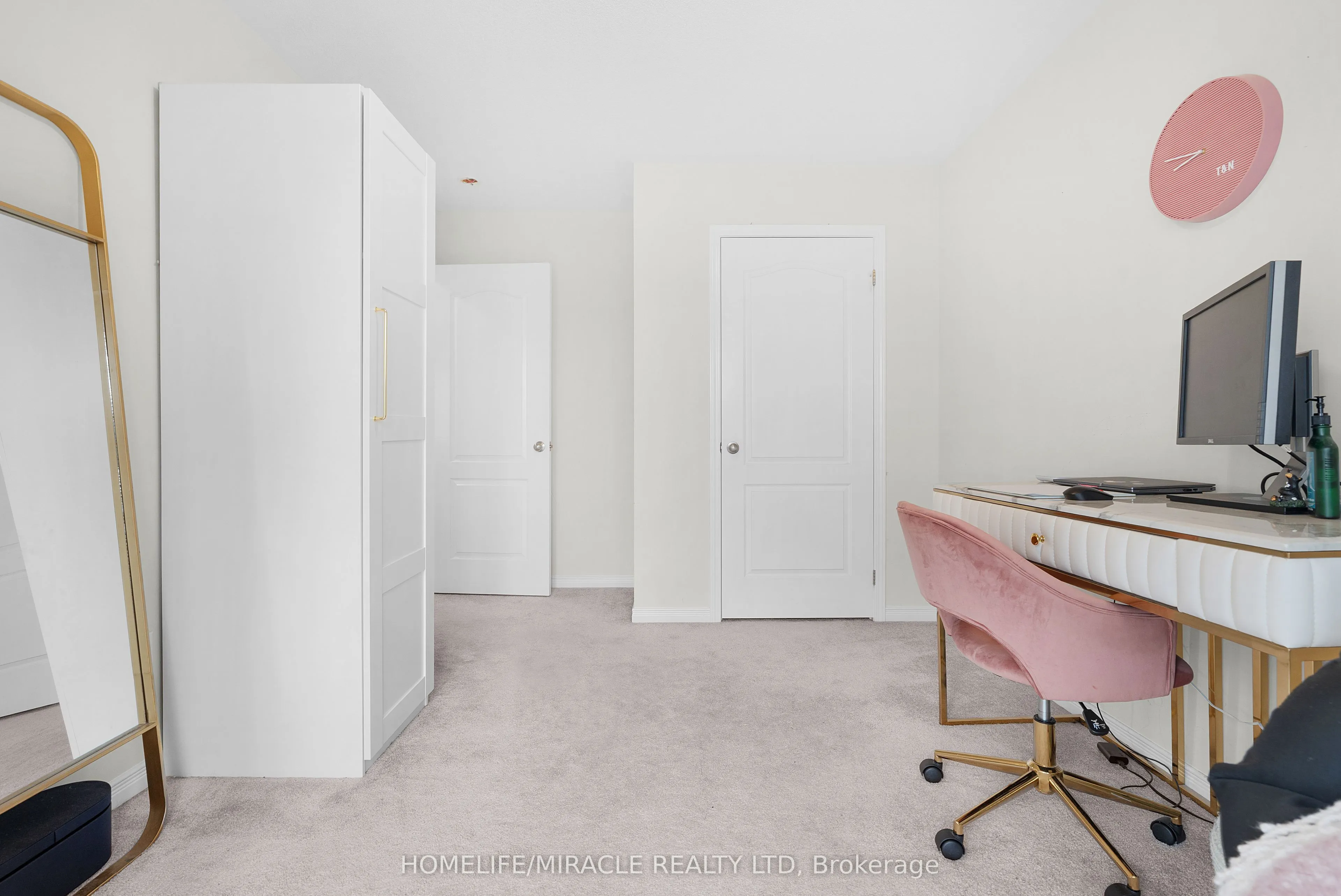 402 Dougall Avenue, #402