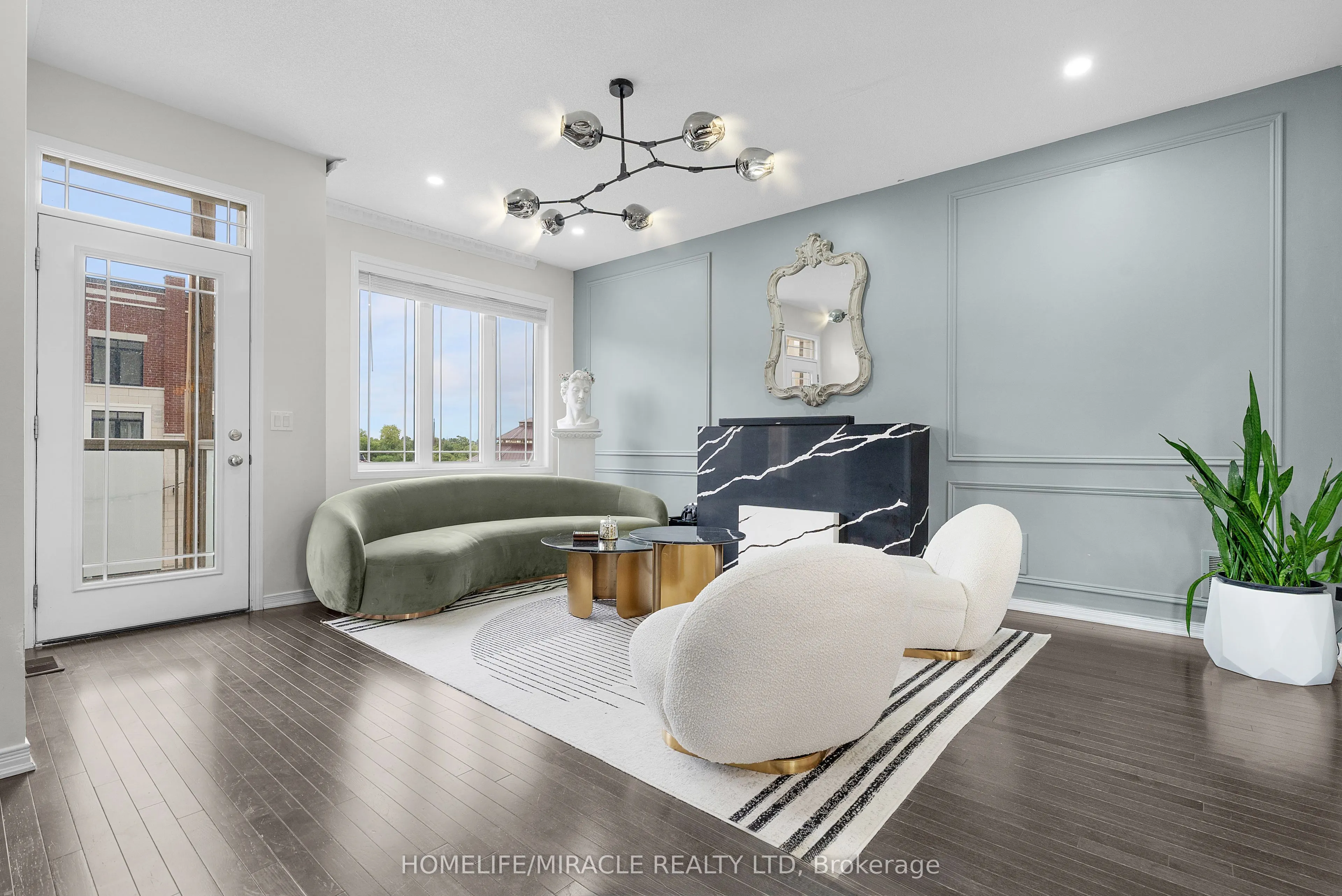 402 Dougall Avenue, #402