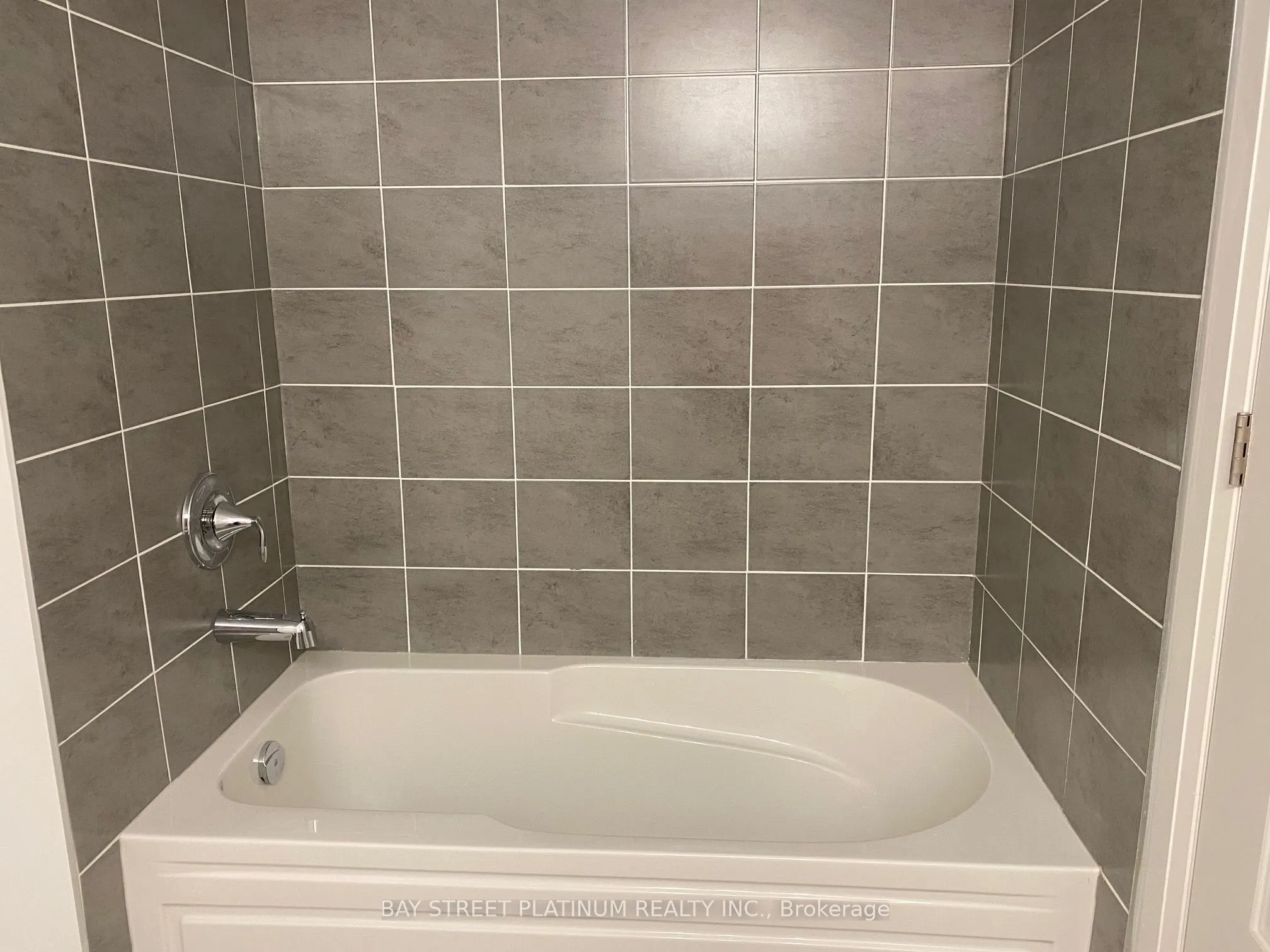 102 Grovewood Common, #221