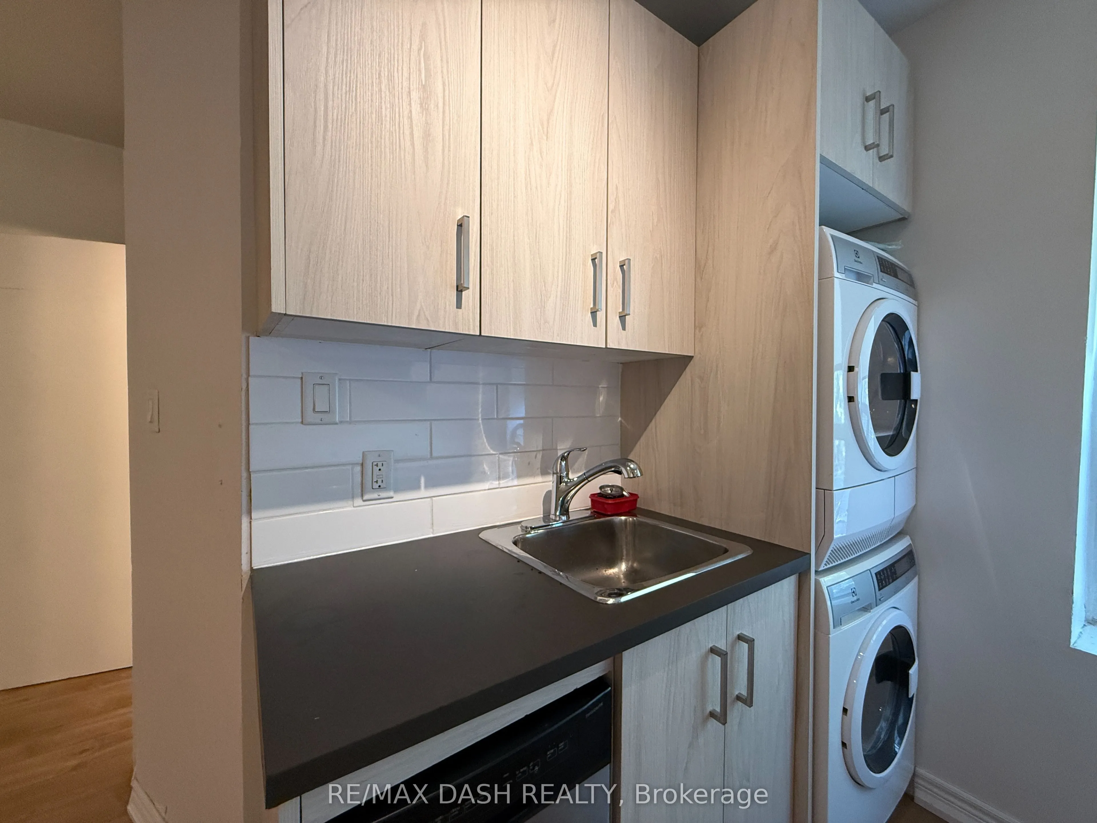 2471 Dundas Street W, #UPPER