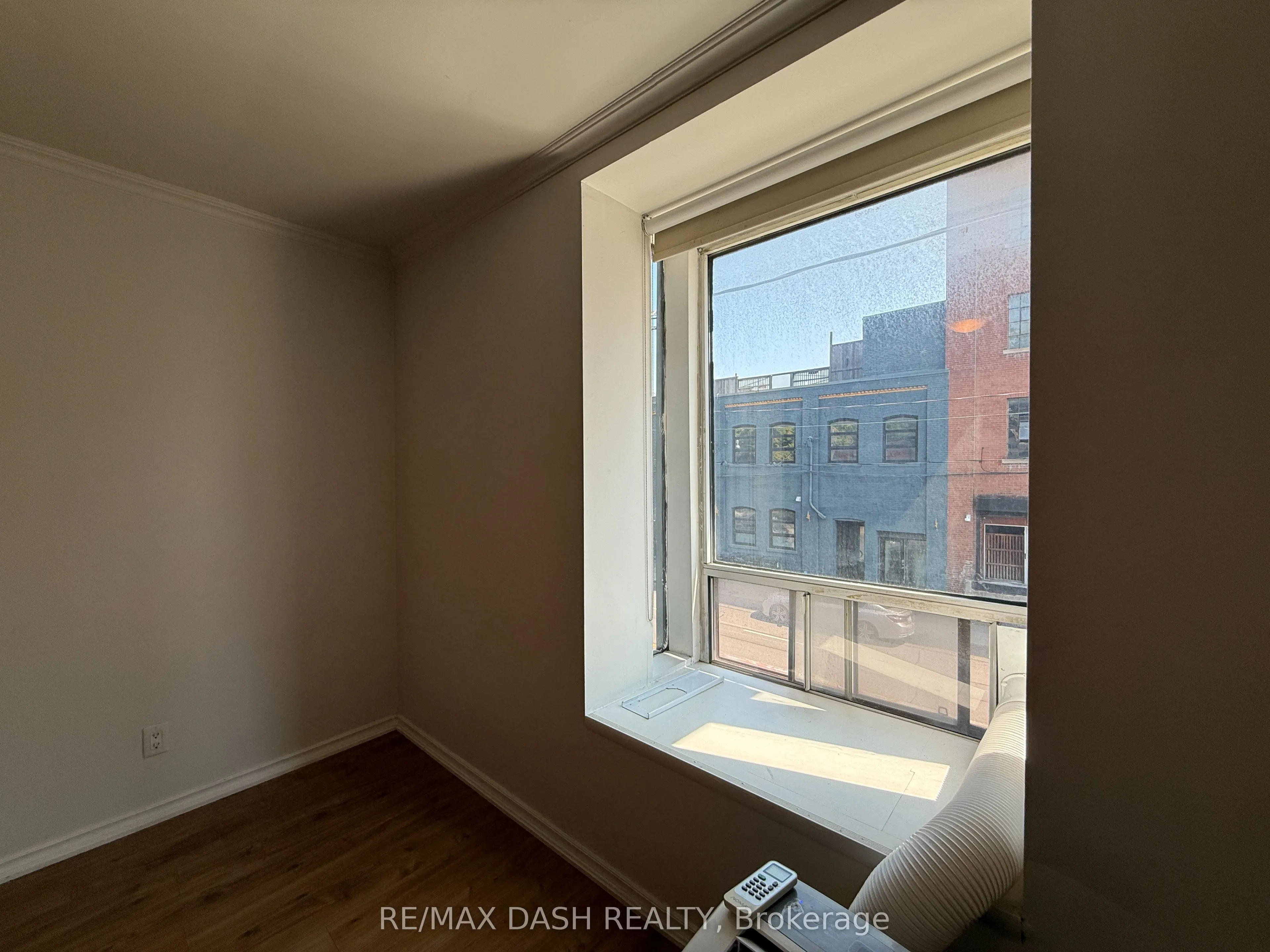 2471 Dundas Street W, #UPPER