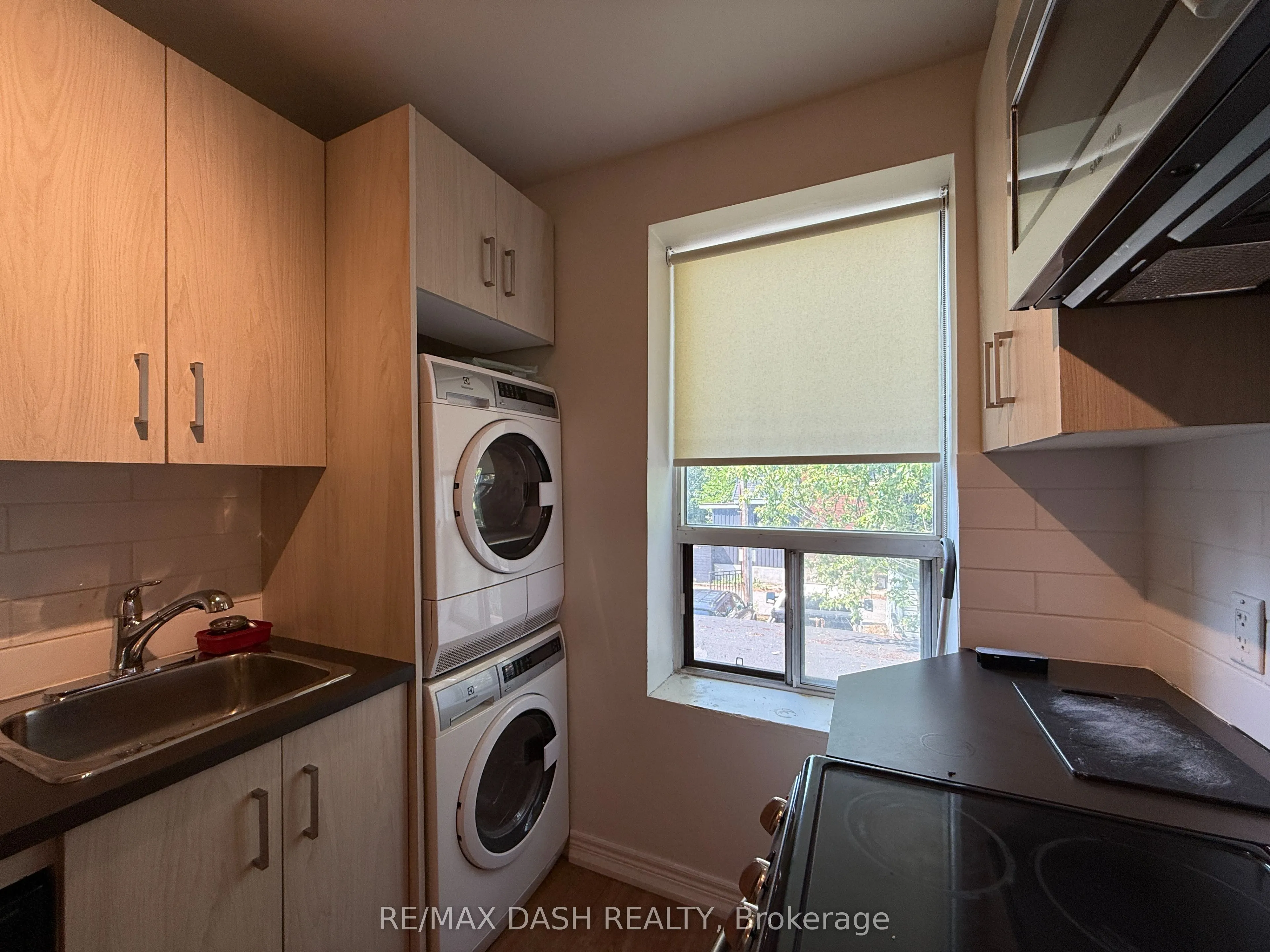 2471 Dundas Street W, #UPPER