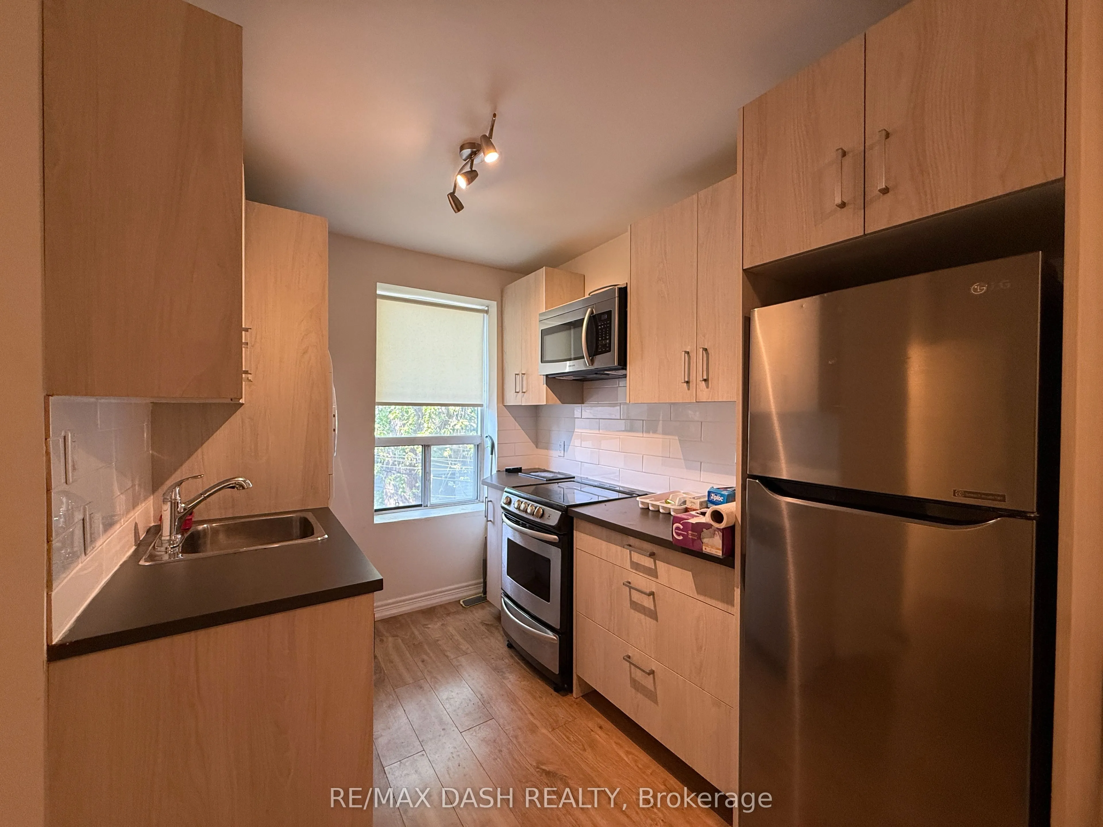 2471 Dundas Street W, #UPPER
