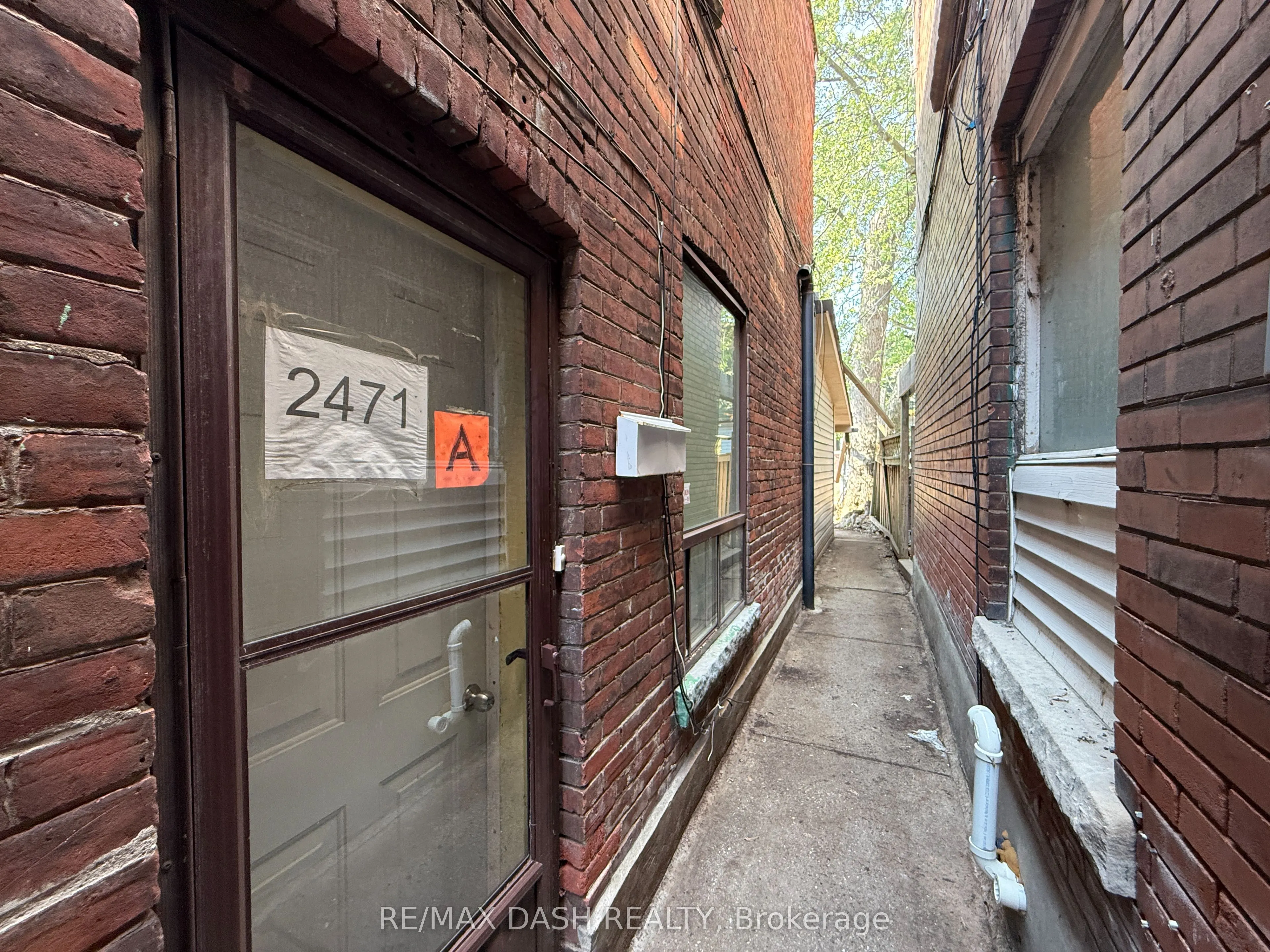 2471 Dundas Street W, #UPPER