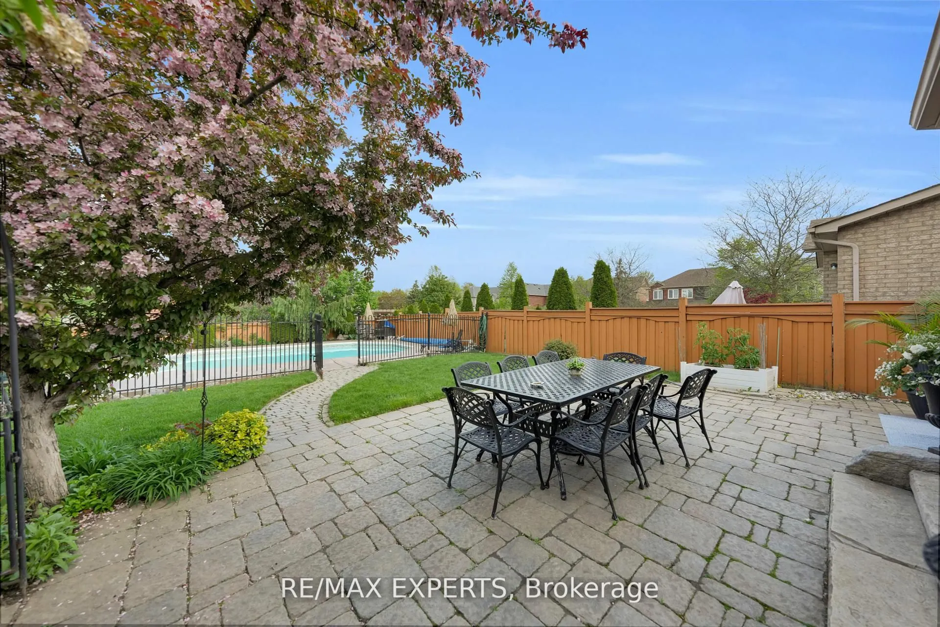 36 Country Stroll Crescent