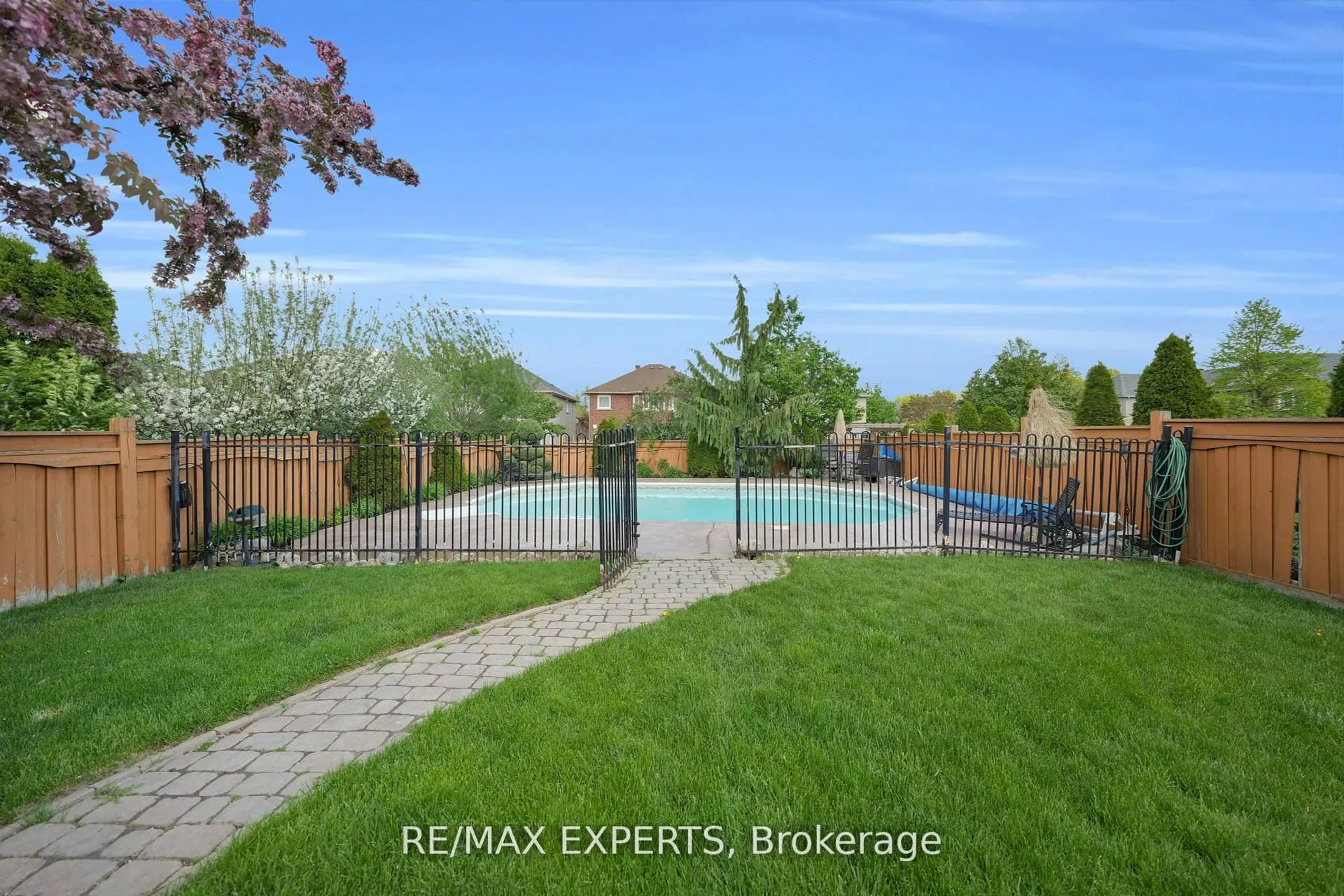 36 Country Stroll Crescent