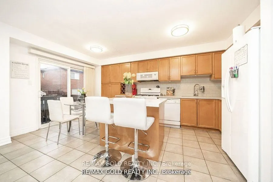 36 Roxton Crescent N