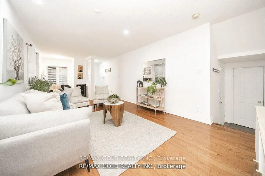 36 Roxton Crescent N