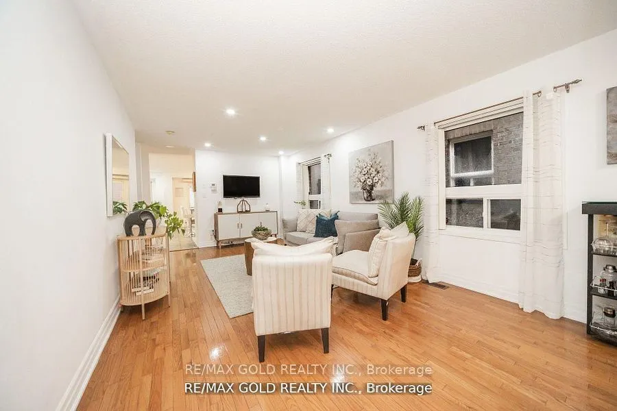 36 Roxton Crescent N