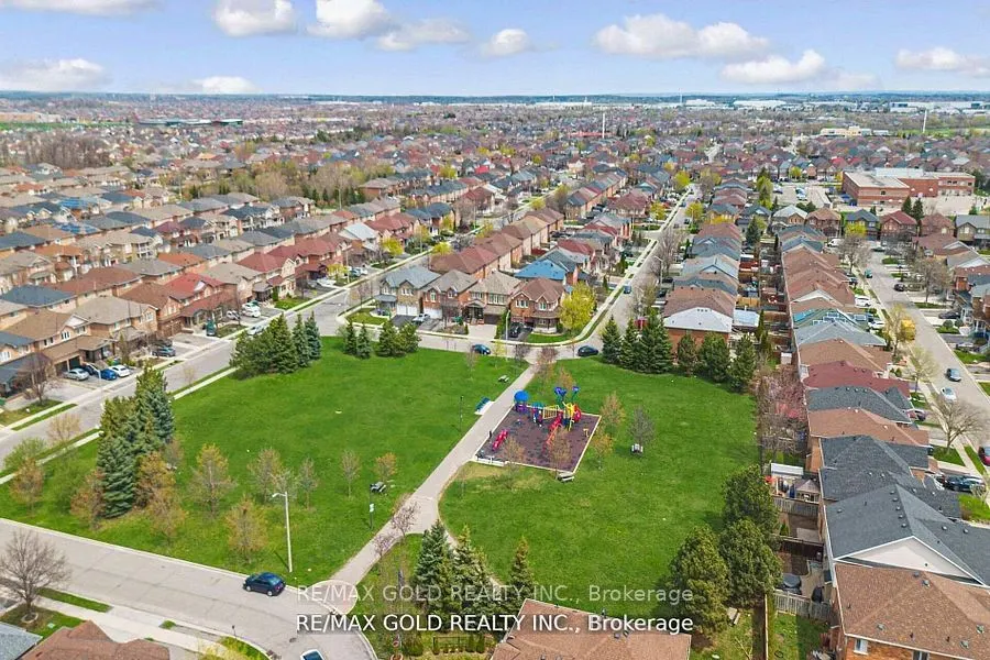 36 Roxton Crescent N