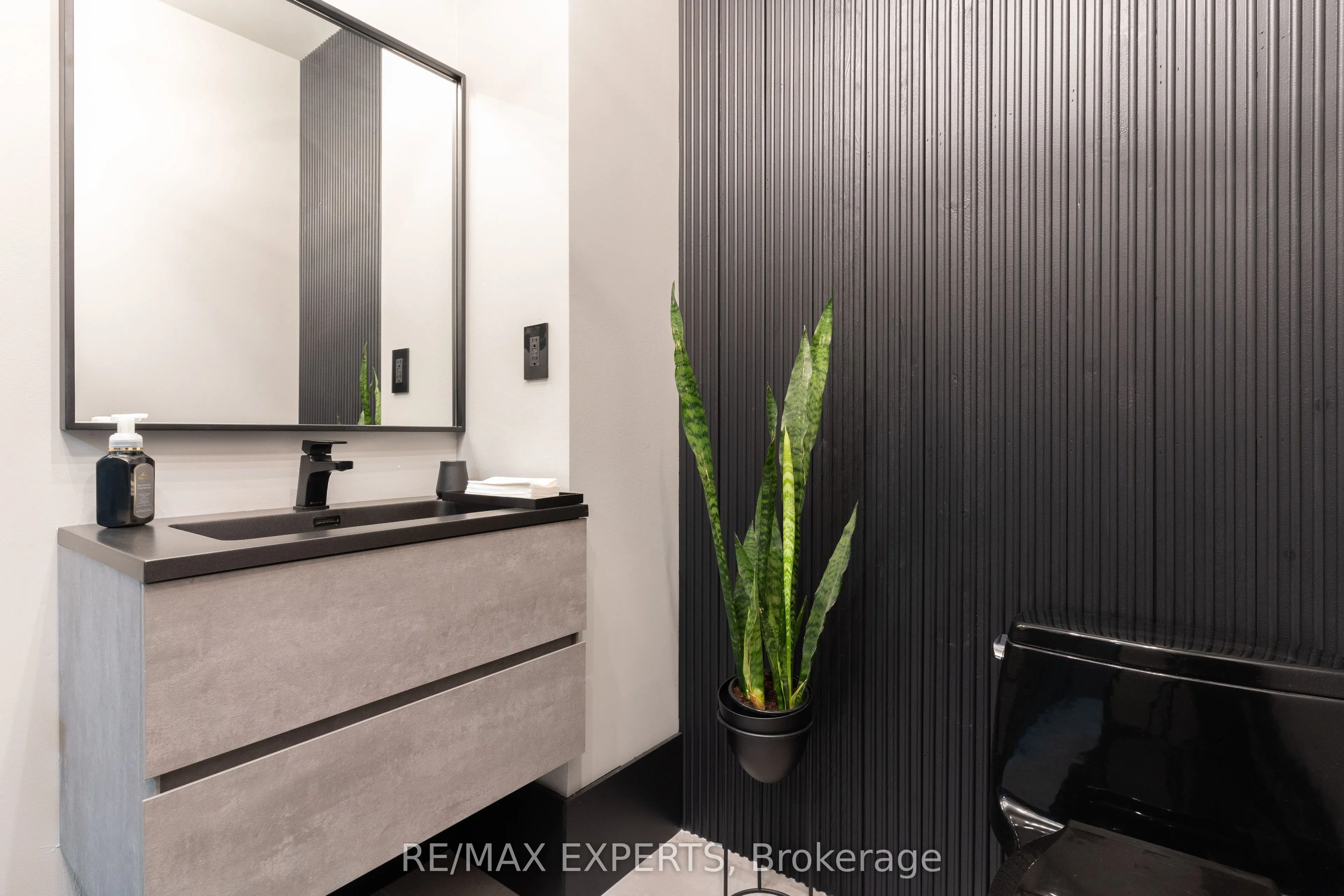 2356 Lakeshore Road W