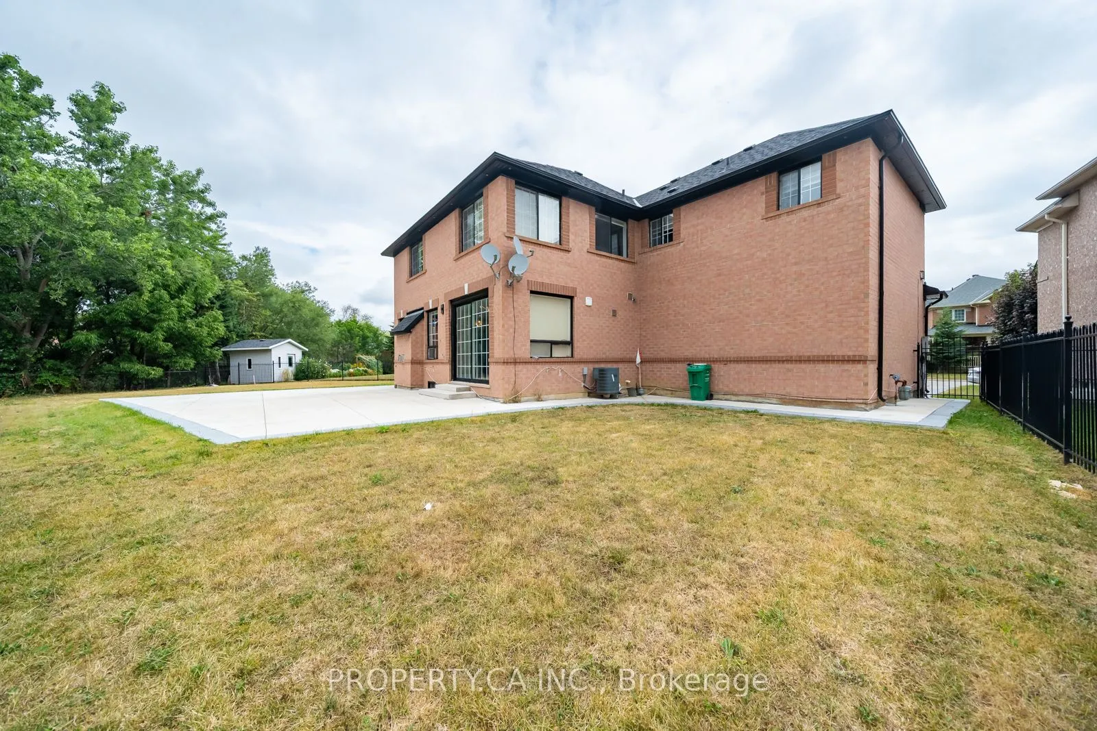 22 Maldives Crescent