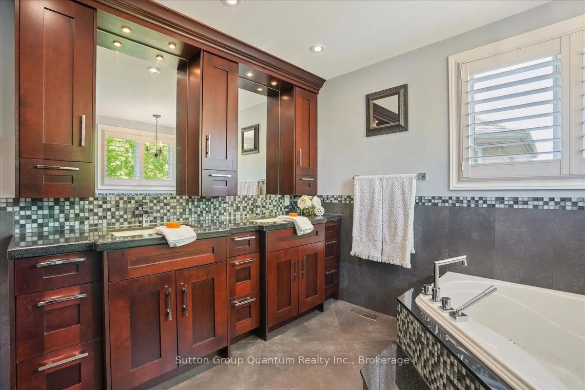 2477 Longridge Crescent