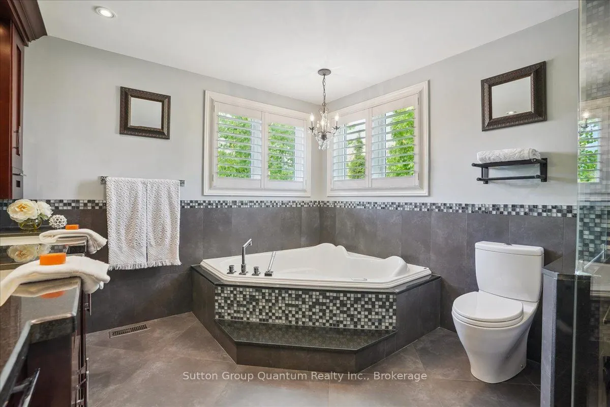 2477 Longridge Crescent