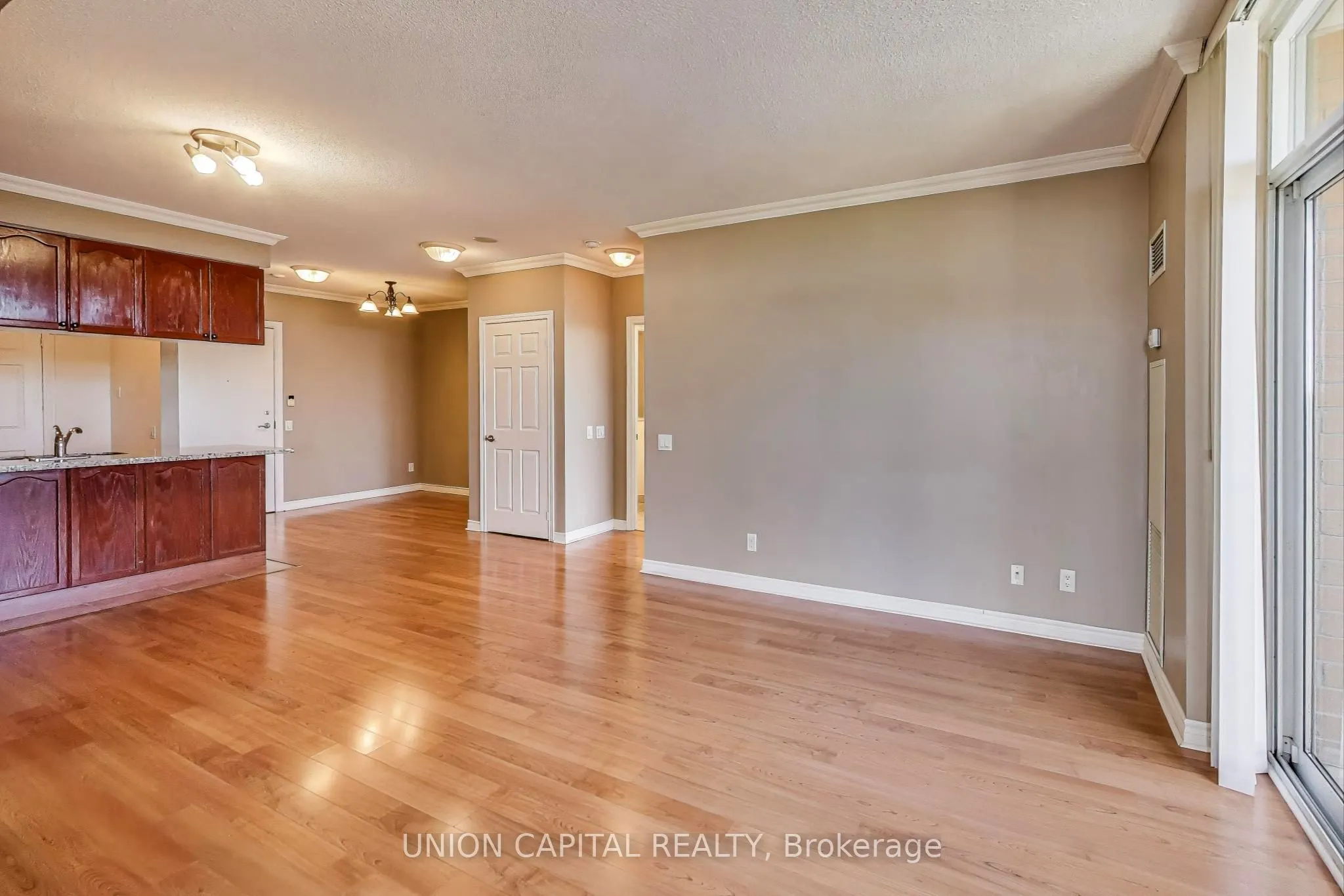 5229 Dundas Street W, #1104