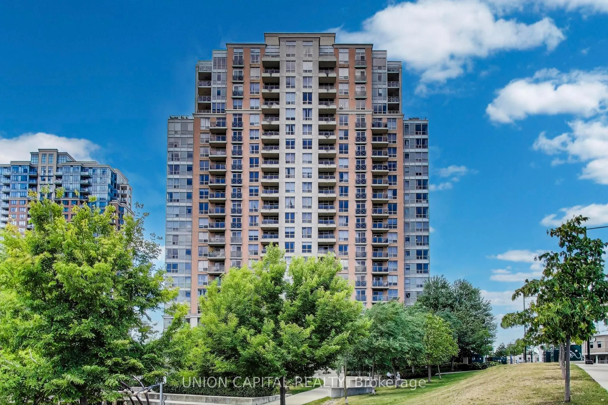5229 Dundas Street W, #1104