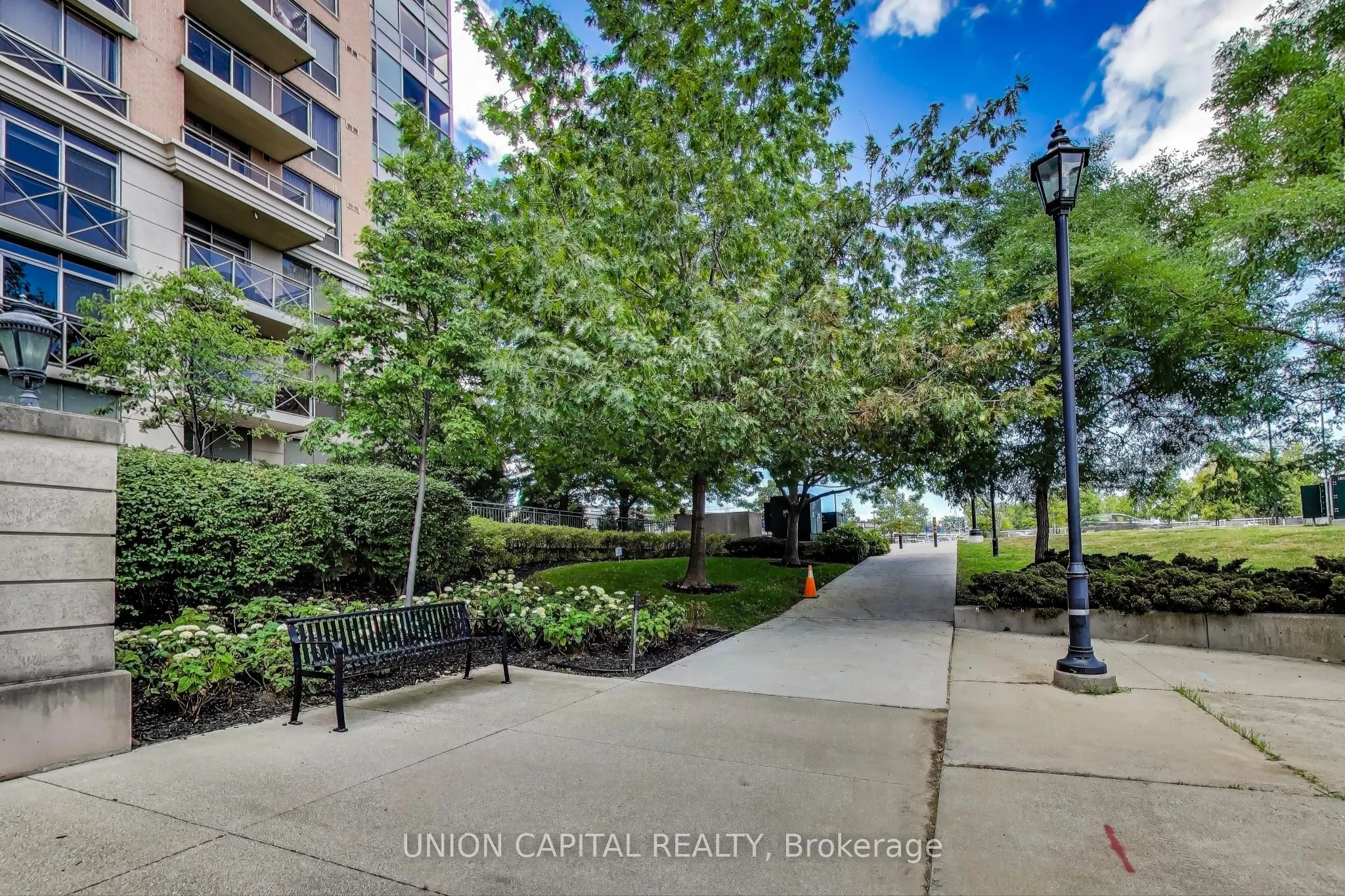 5229 Dundas Street W, #1104