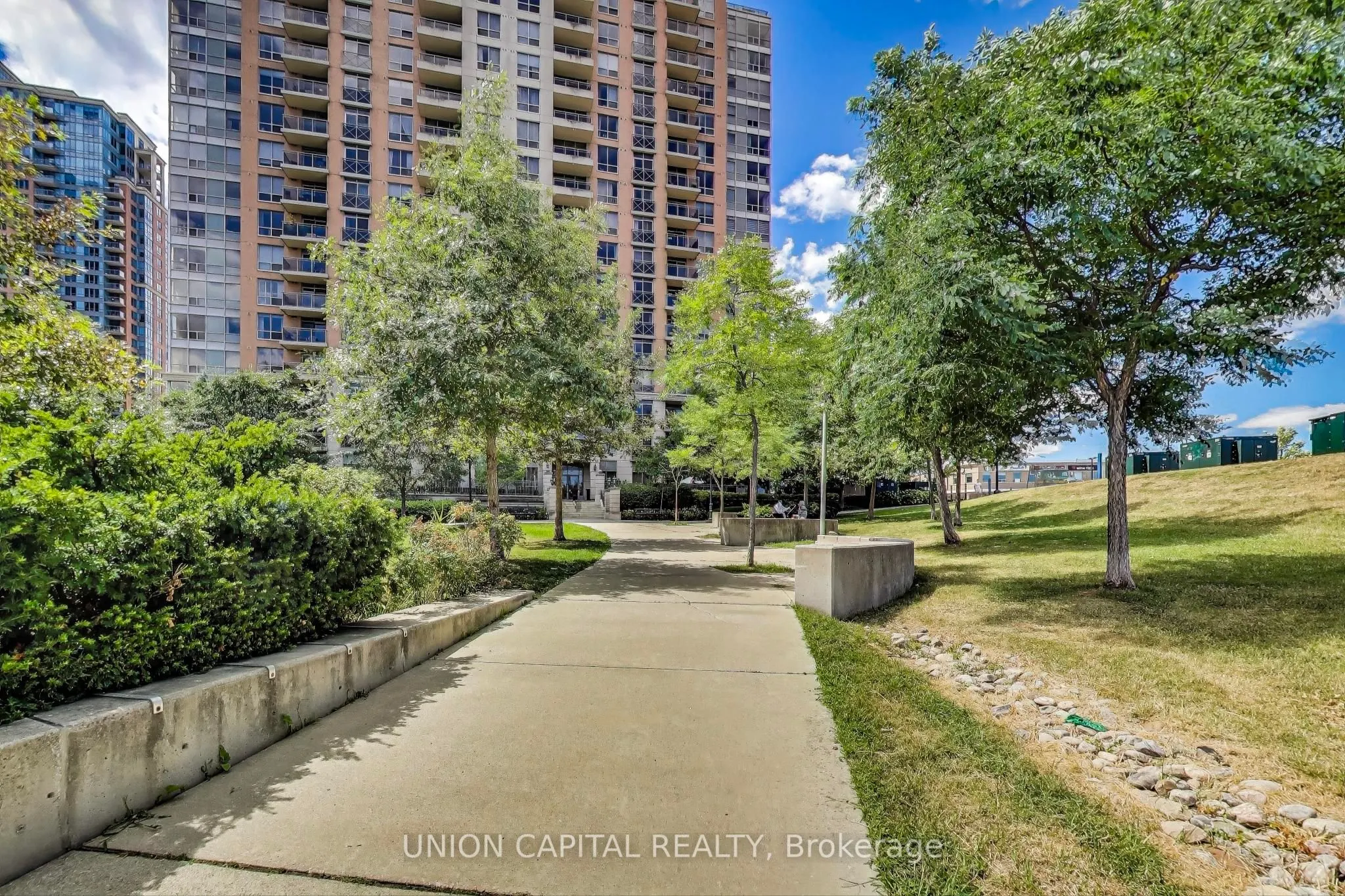 5229 Dundas Street W, #1104