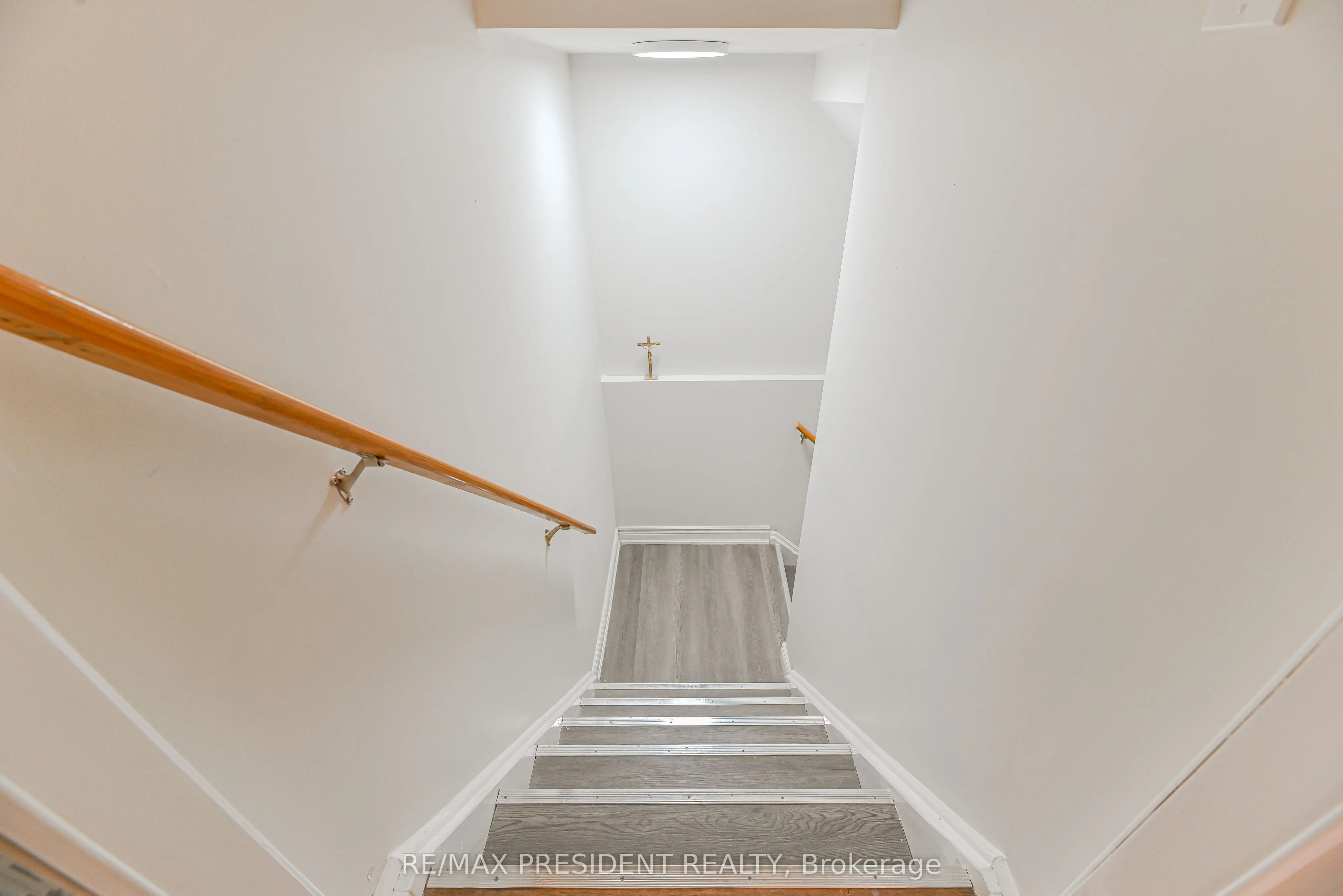 4 Lawnview Court