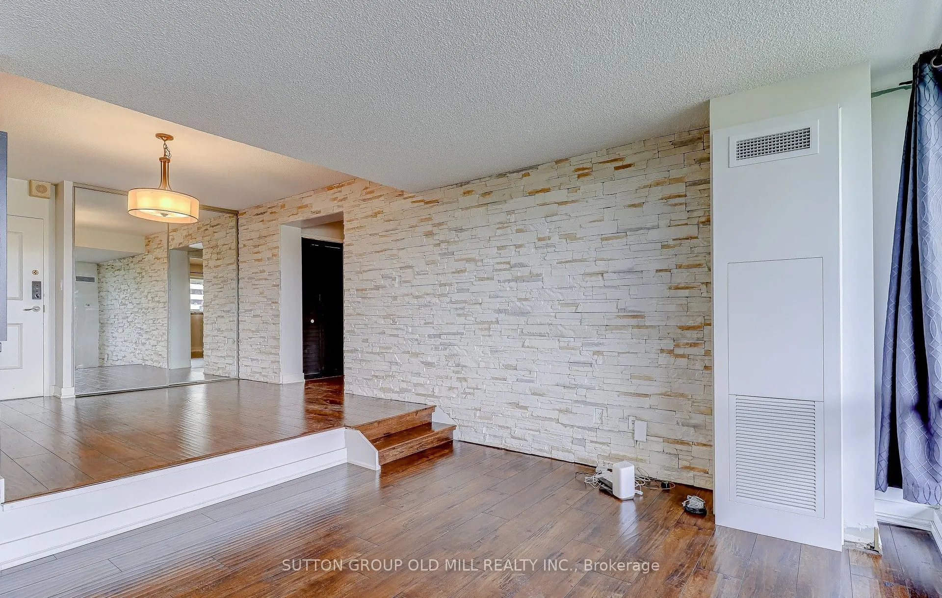 250 Scarlett Road N, #807