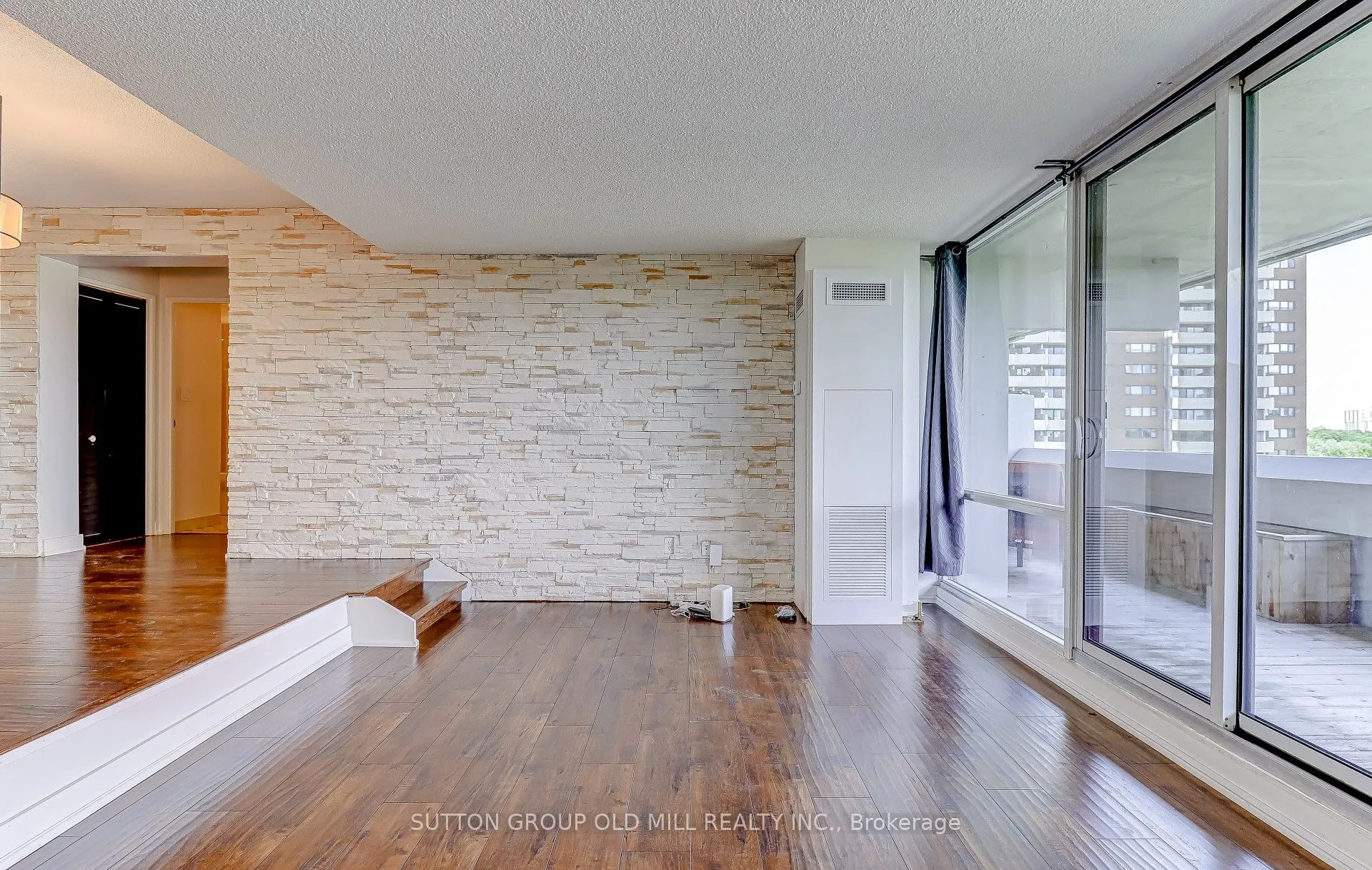 250 Scarlett Road N, #807