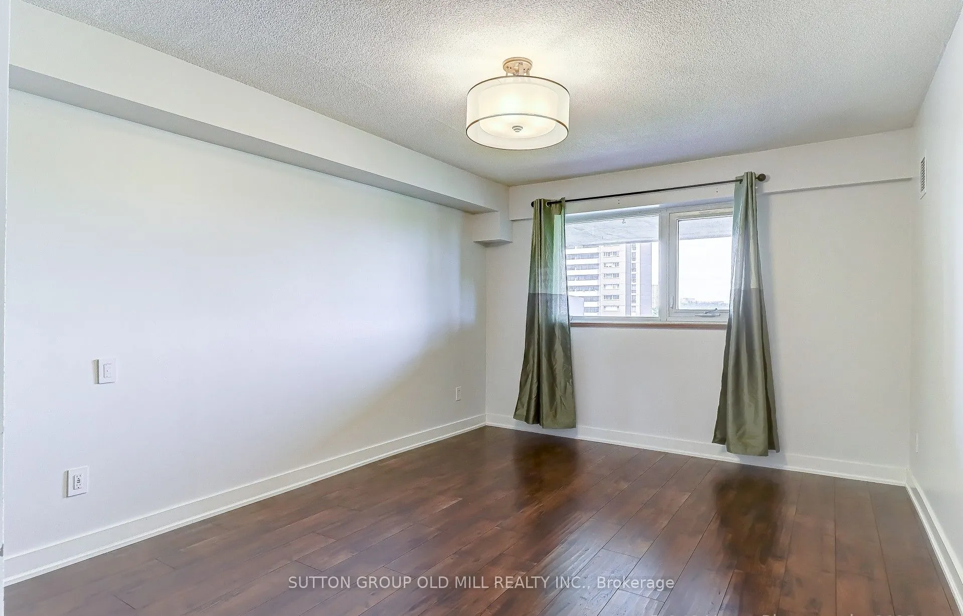 250 Scarlett Road N, #807